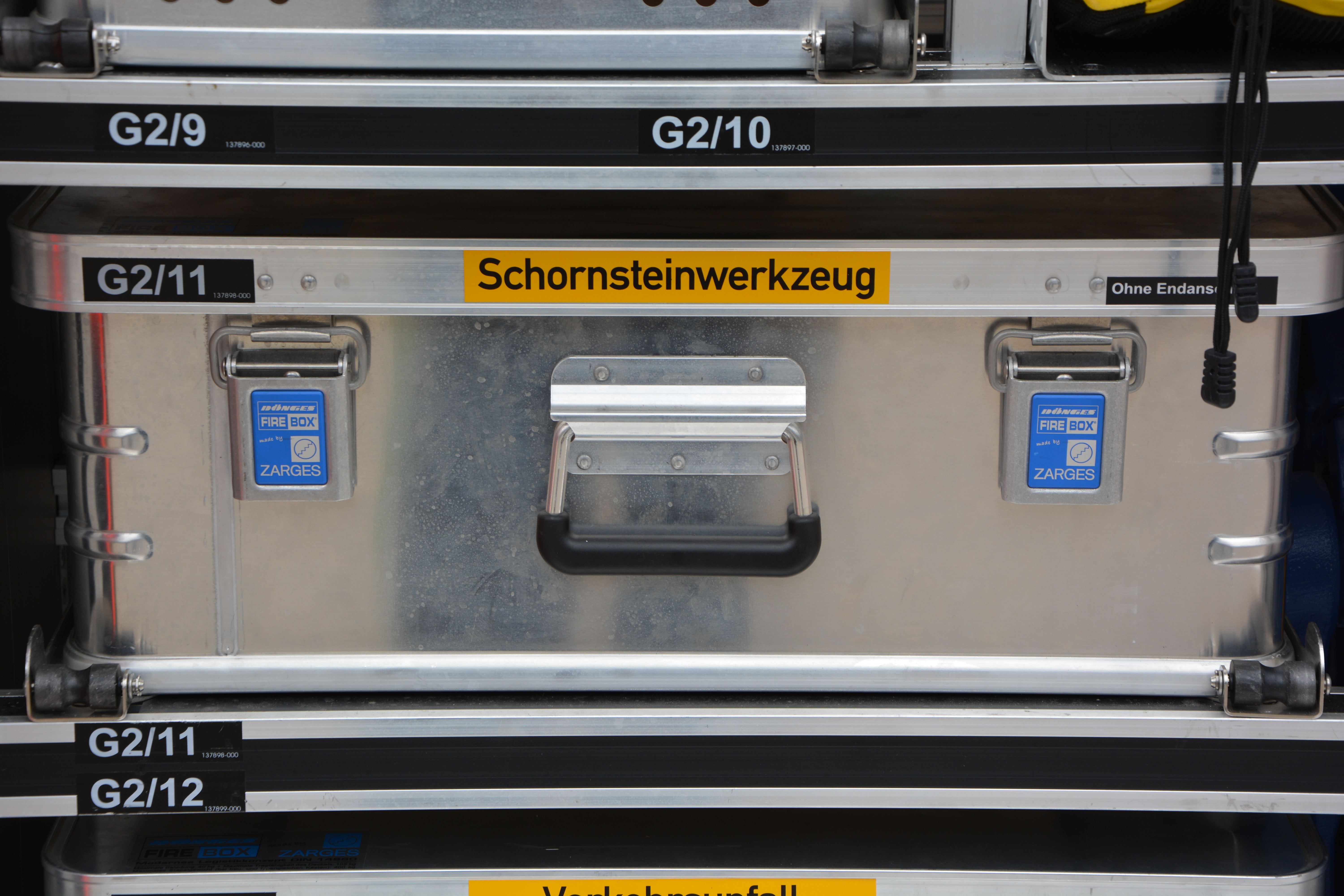 Mit dem speziellen Schornsteinwerkzeug hat die Feuerwehr die Glutnester aus dem Kamin geholt.