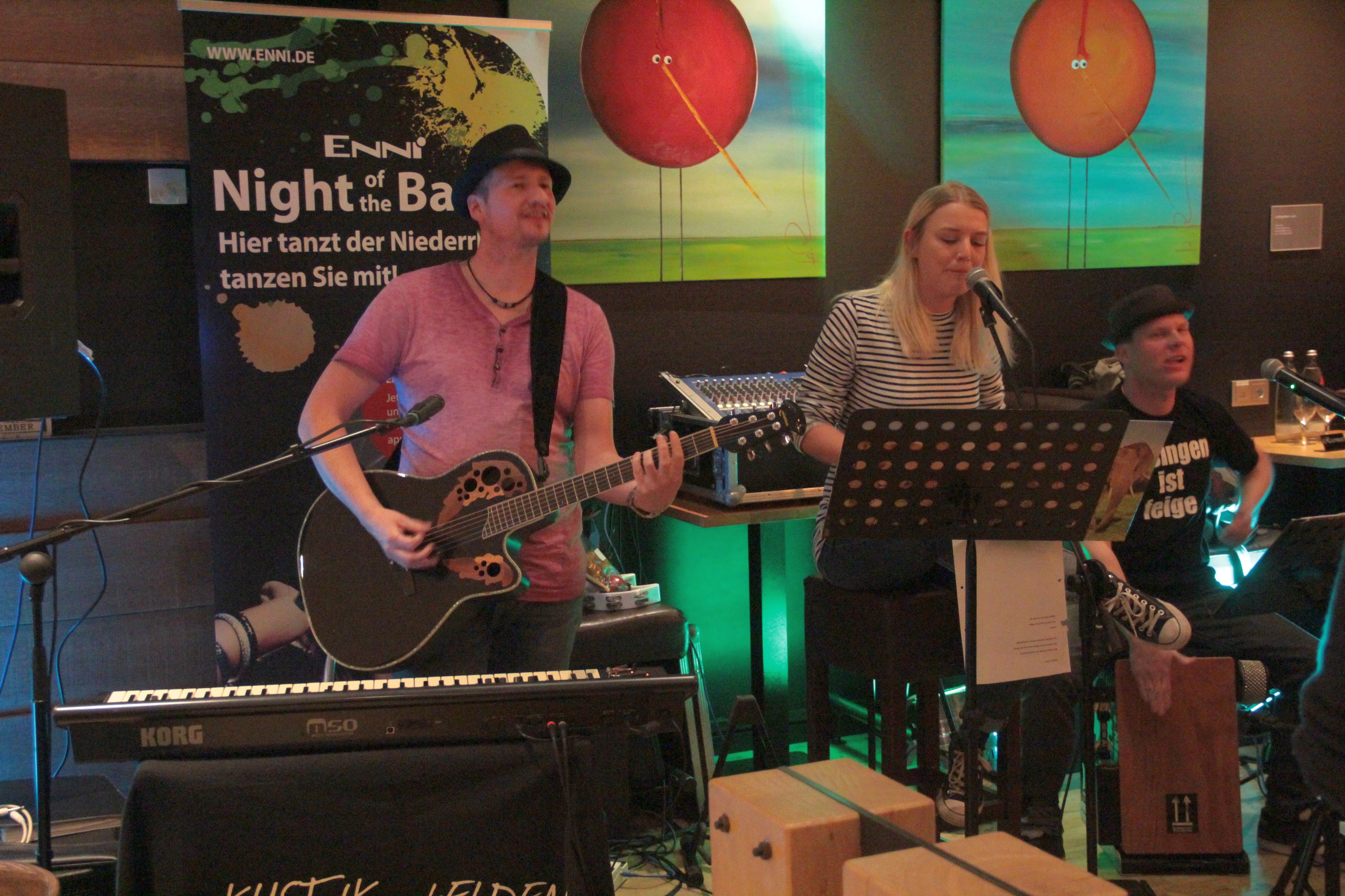 Die aKUSTIK hELDEN mit ihrer eigenen Interpretation von Songs im Akustikgewand im Plaza del Mar.