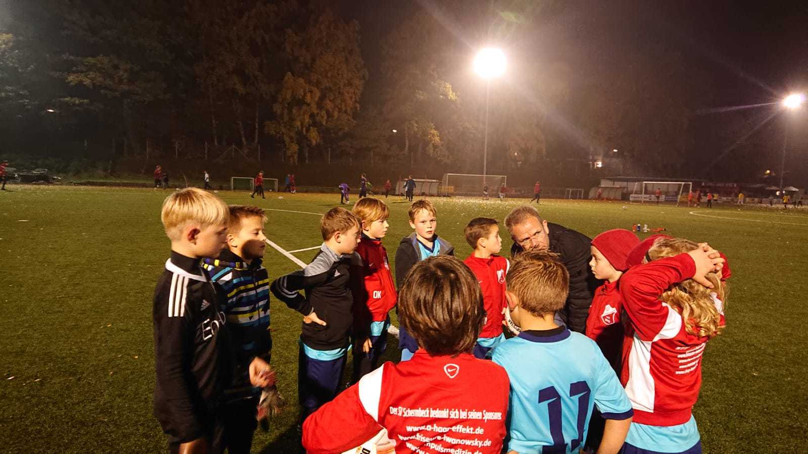 Besprechung zur Halbzeit - die Schermbecker U9)