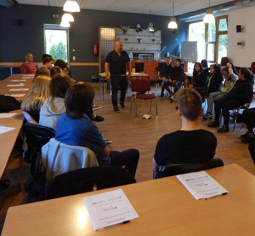 Muhammet Boz führte im Rahmen des Projekts "Anagnorissi" unter anderem Anti-Diskriminierungsworkshops an Schulen durch. Bildquelle: Agora