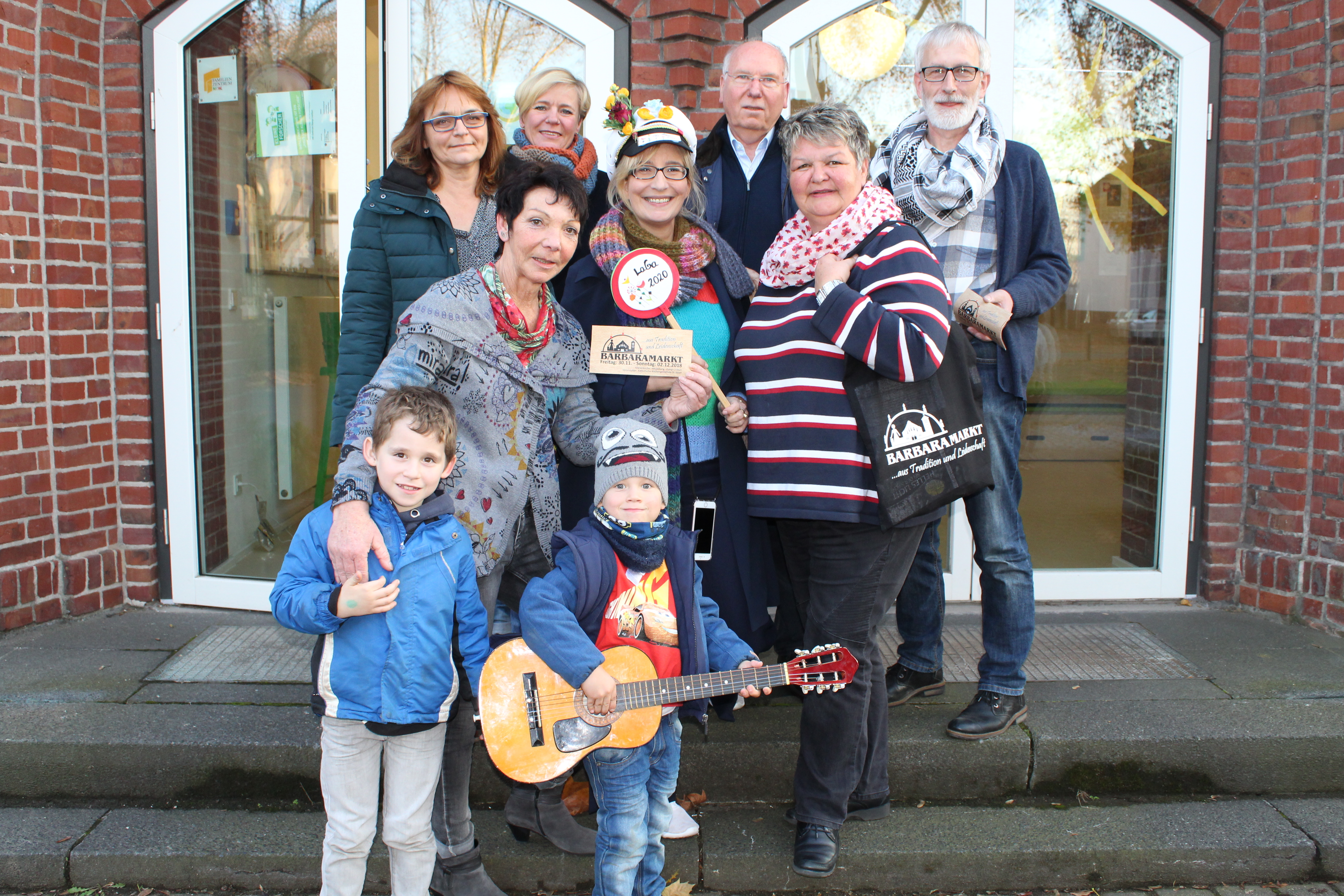 Der LAGA-Express dürfte beim Barbaramarkt so manches Kinderherz höher schlagen lassen. Die Organisatoren der Planungsgruppe sowie Juliano und Elias Jahn (vorn) freuen sich schon darauf. Yvonne Willicks (Mitte) liest aus ihrem neuen Buch vor.