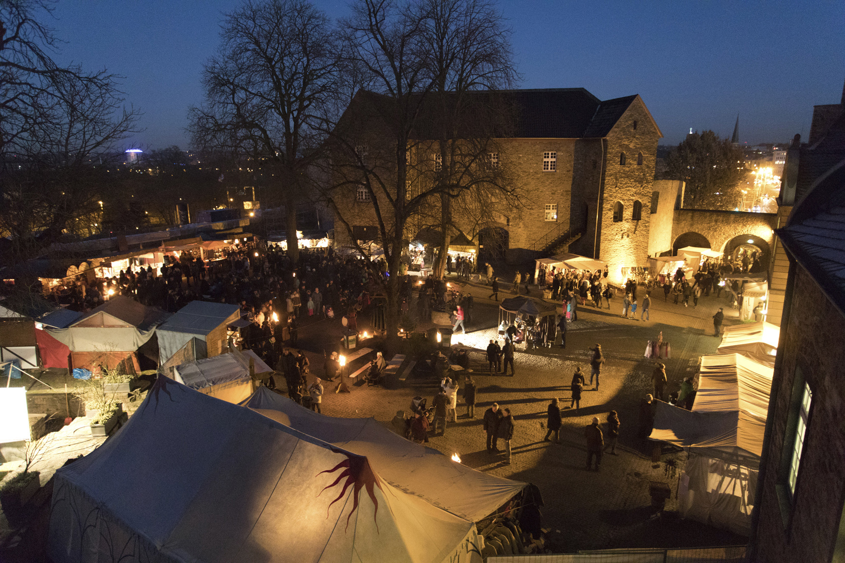 Die mittelalterliche Atmosphäre der Schlossweihnacht zieht Jung und Alt an.