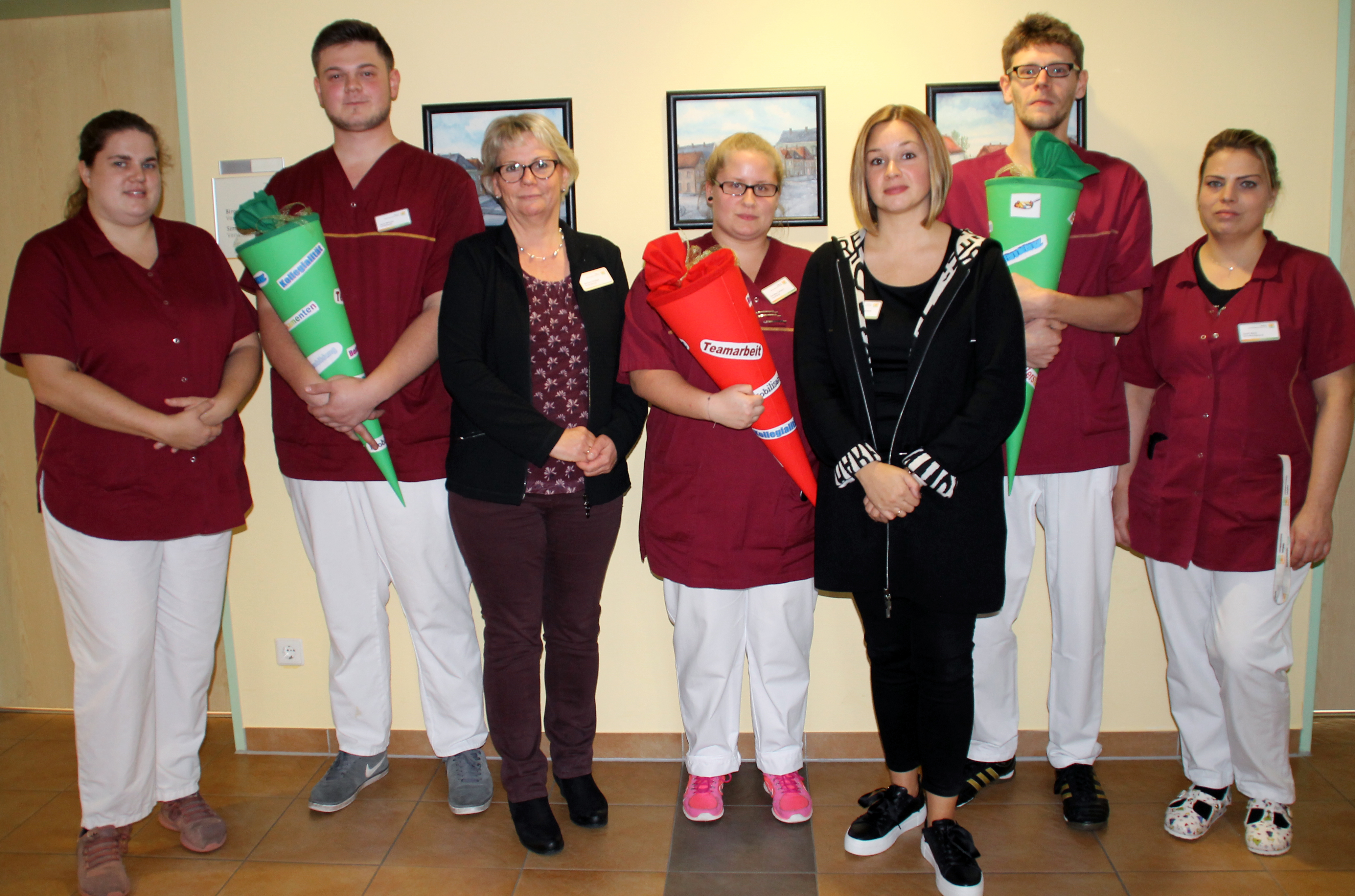 Freude beim Ausbildungsstart in der Seniorenresidenz:
(v.l.) Jacklin Hübers, Luca Weinem, Barbara Onckels (Residenzleitung) Christina Tervoort, Christina Blumensaat (Pflegedienstleitung), Alexander Wenting, Sarah Reiss