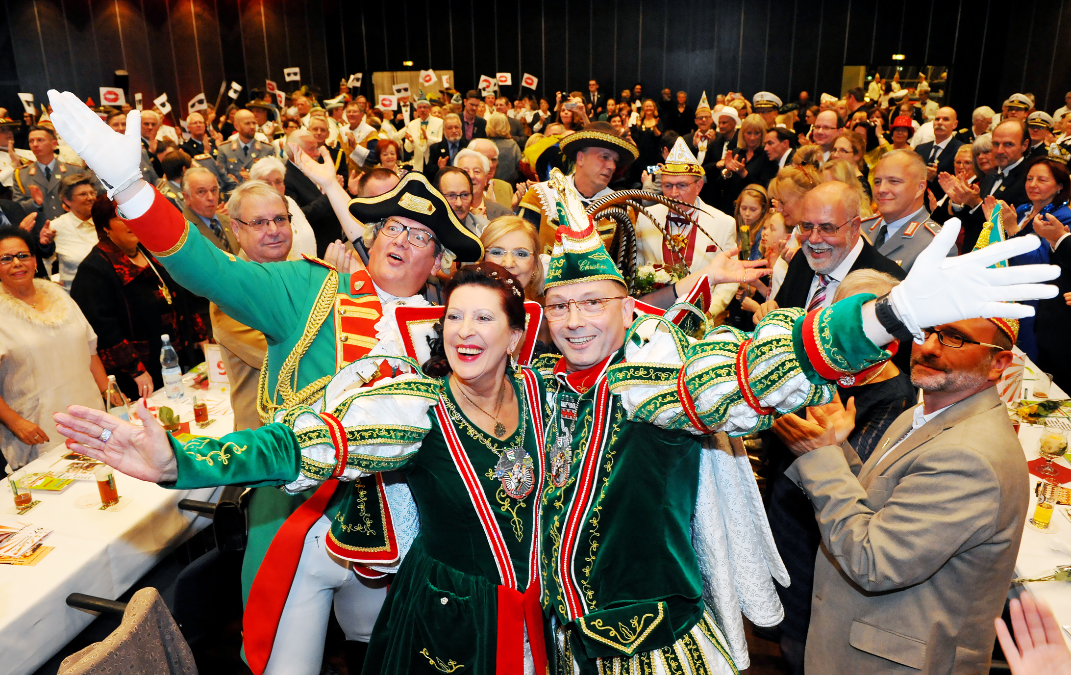 Gut gelaunt und behütet durch den Hofstaat ziehen am Samstagabend seine Tollität Prinz Hildanus Christoph I und ihre Lieblichkeit Hildania Veronika I in den Festsaal ein. Fotos: Michael de Clerque