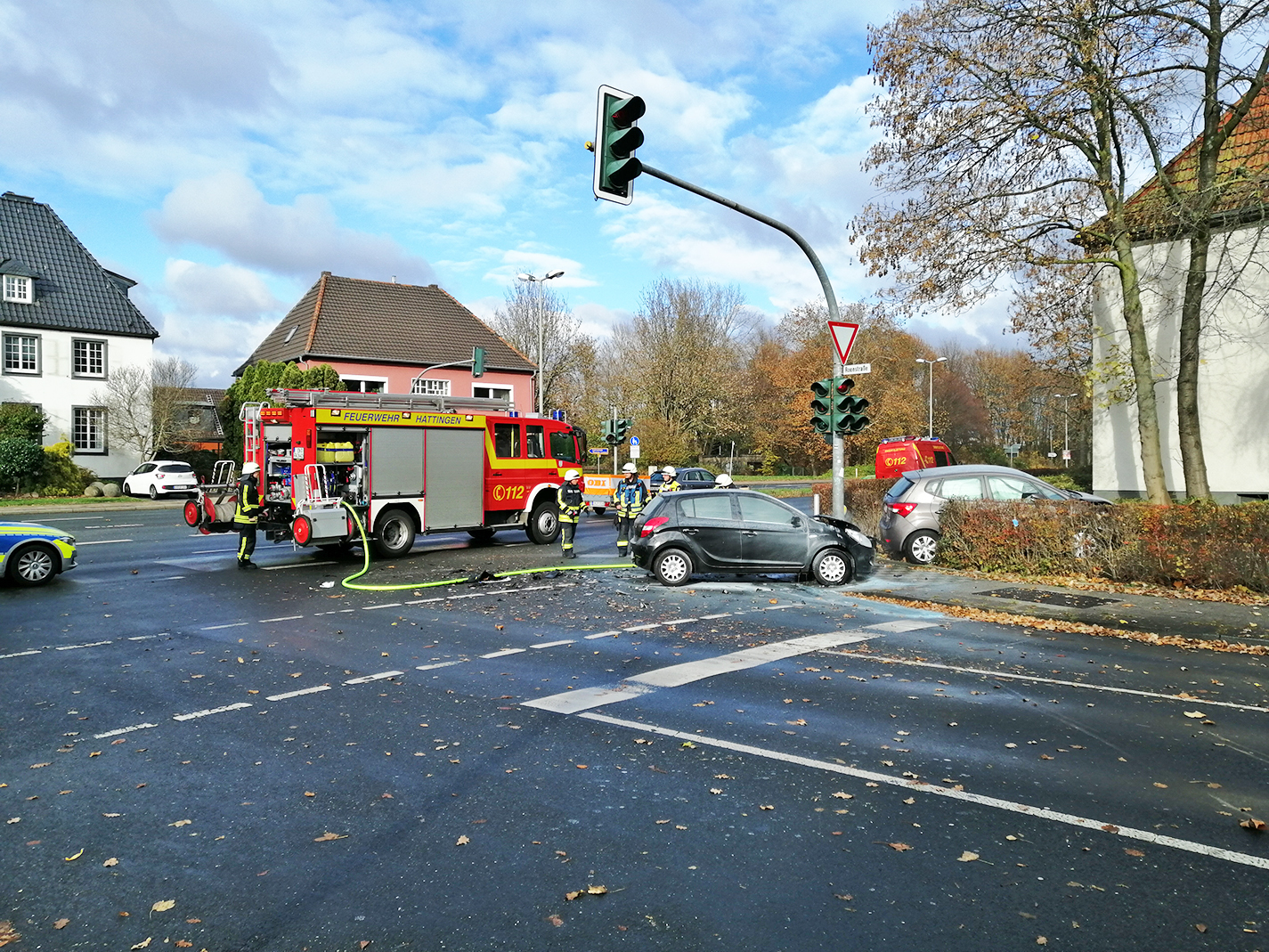 Die Unfallstelle an der Roonstraße/August-Bebel-Straße mit den zwei betroffenen Fahrzeugen. Die beiden Fahrer kamen ins Krankenhaus. Foto: Feuerwehr Hattingen