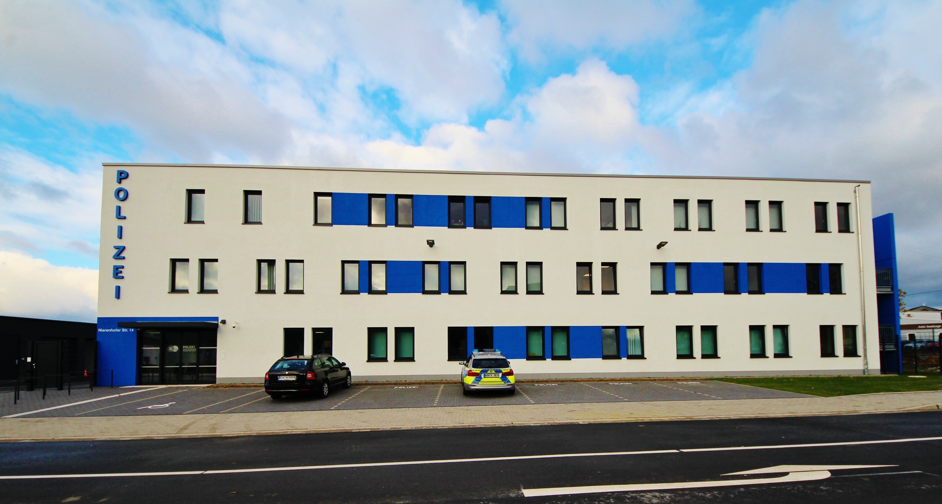 Das neue Polizeigebäude auf der Nierenhofer Straße.