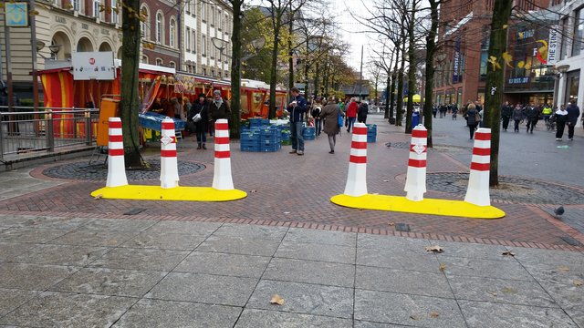 Bis zum Einbau der, teils versenkbaren, Edelstahl-Poller schützen unter anderem diese mobilen "Leuchtturm"-Poller die City.