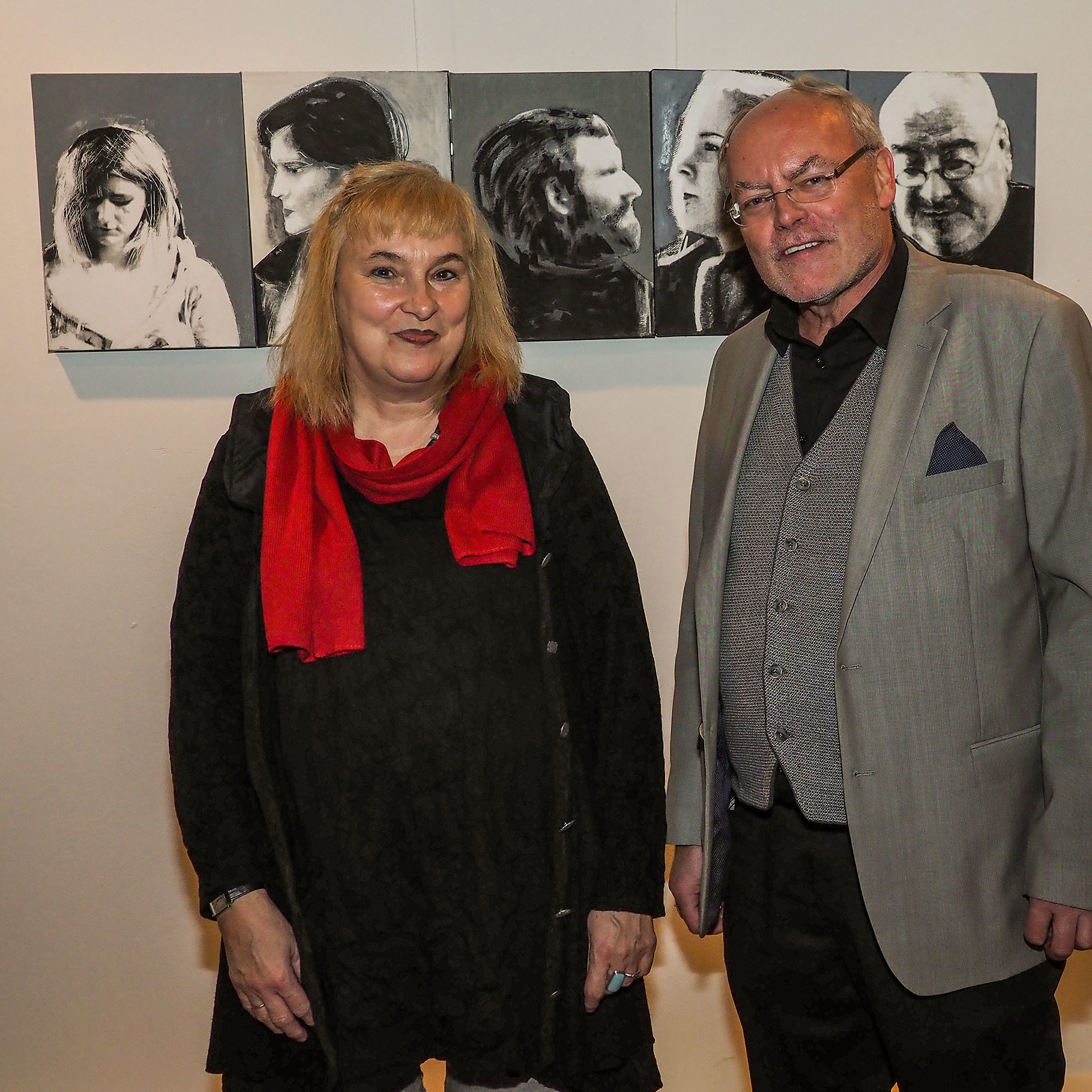 Seit über 25 Jahren gibt es Ausstellungen im Kunstraum Notkirche. Nun wurde die Ausstellung „Menschen unterwegs - Ikonen des Alltags“ eröffnet. Künstlerin Marlies Blauth zusammen mit Pfarrer Werner Sonnenberg, Kurator der Ausstellung.