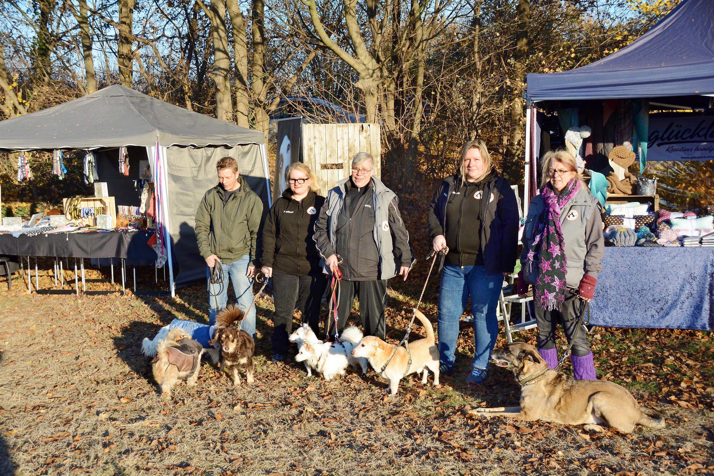 Zum tierischen Open-Air-Weihnachtsbasar hatte der Verein "Heimatlose Pfoten" auf das Areal des ehemaligen Schäferhundevereins am Südfeld eingeladen.