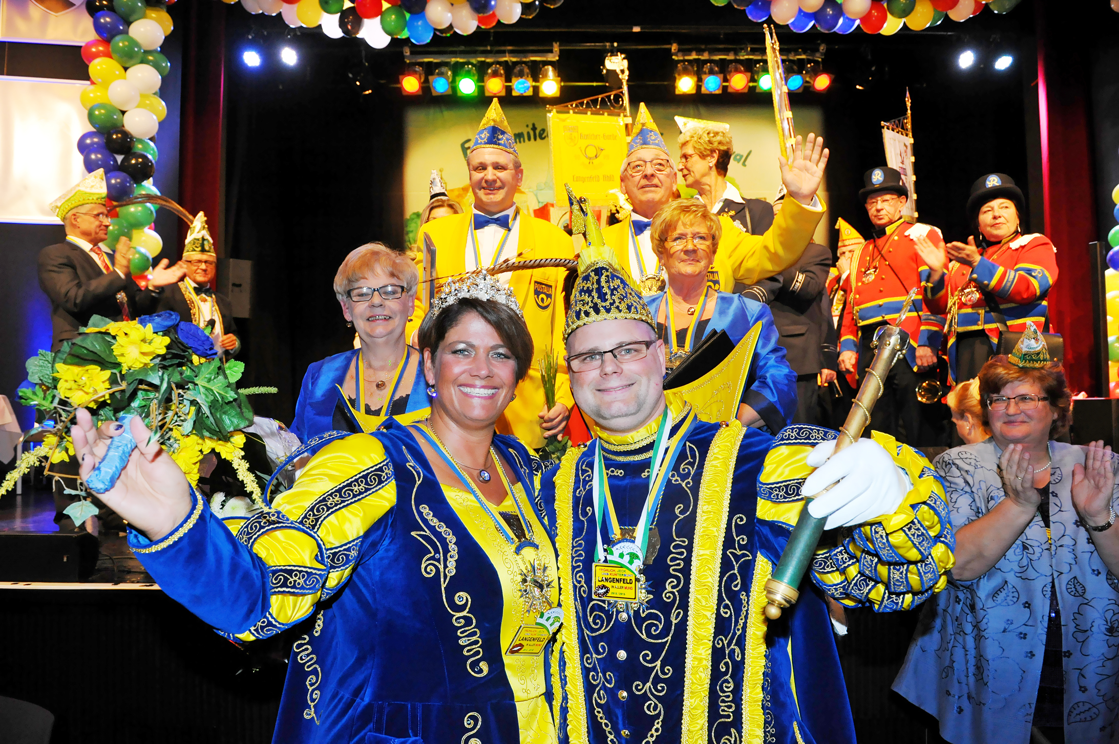 Das neue Langenfelder Prinzenpaar, Dennis I. und Natascha I. Dahinter die Hofdamen Uschi Wrobel (links) und Trudi Schäfer sowie die Adjutanten Sven (links) und Hans-Willi Schäfer. ^Fotos: Michael de Clerque