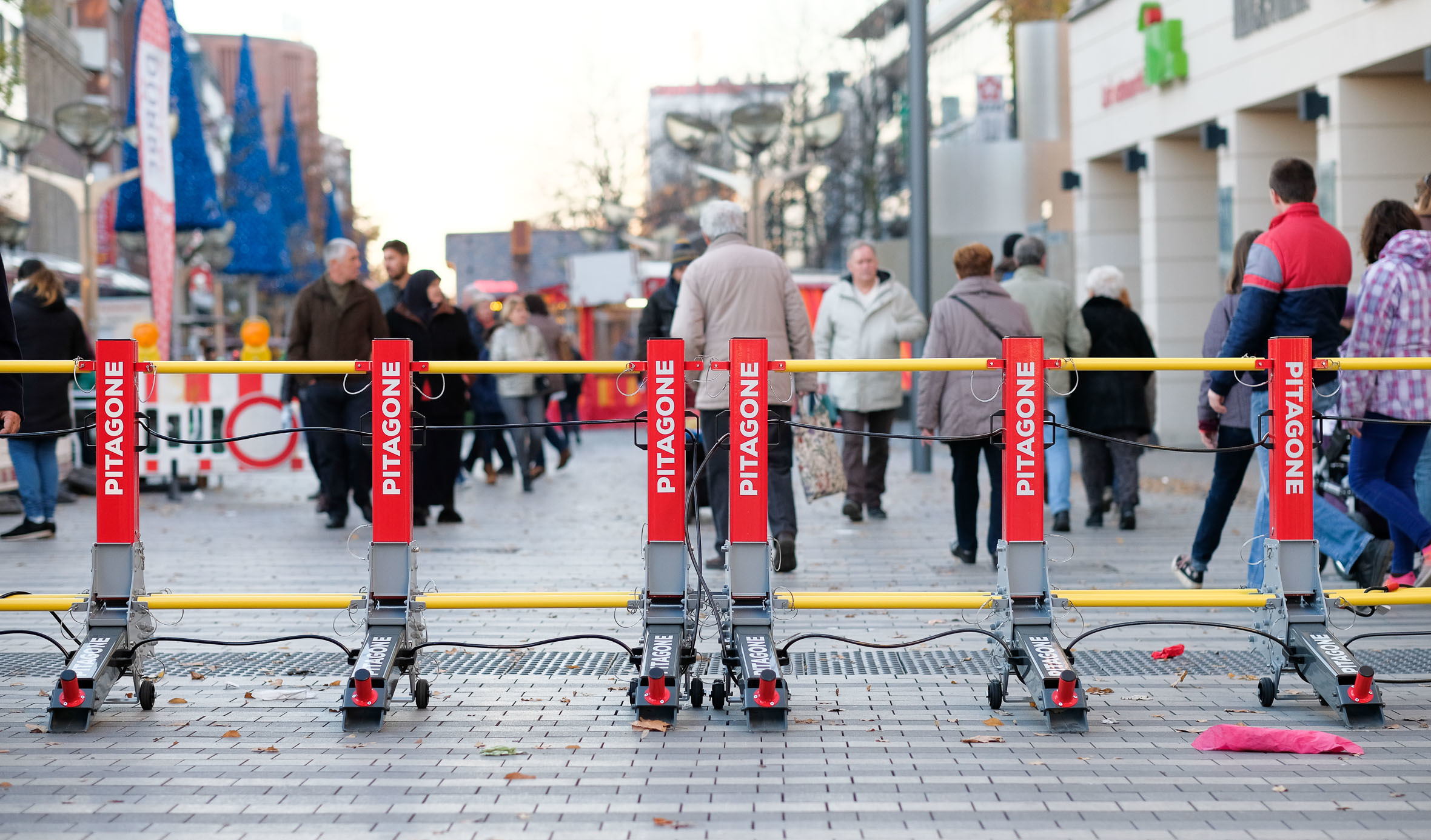 "Ungeeignete" Poller erschweren Eltern mit Kinderwagen oder Rollstuhlfahrern den Besuch der Innenstadt.