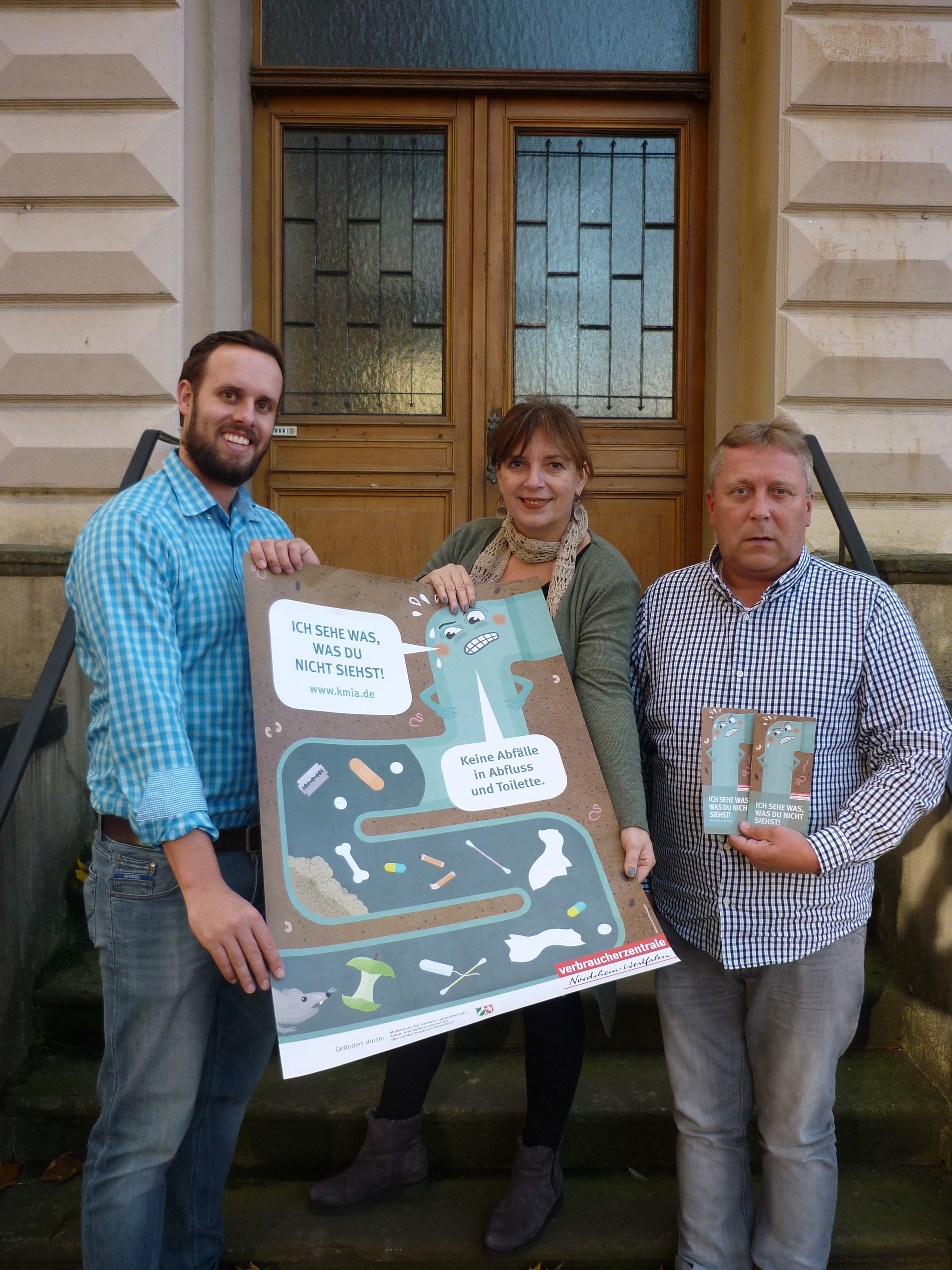 (von links...) Klimaschutzmanager Tim Scharschuch, Umweltberaterin Jutta Eickelpasch und Leiter der Stadtentwässerungs-Leiter Bernd-Josef Neuhaus machen gemeinsame Sache - zur Europäischen Woche der Abfallvermeidung.