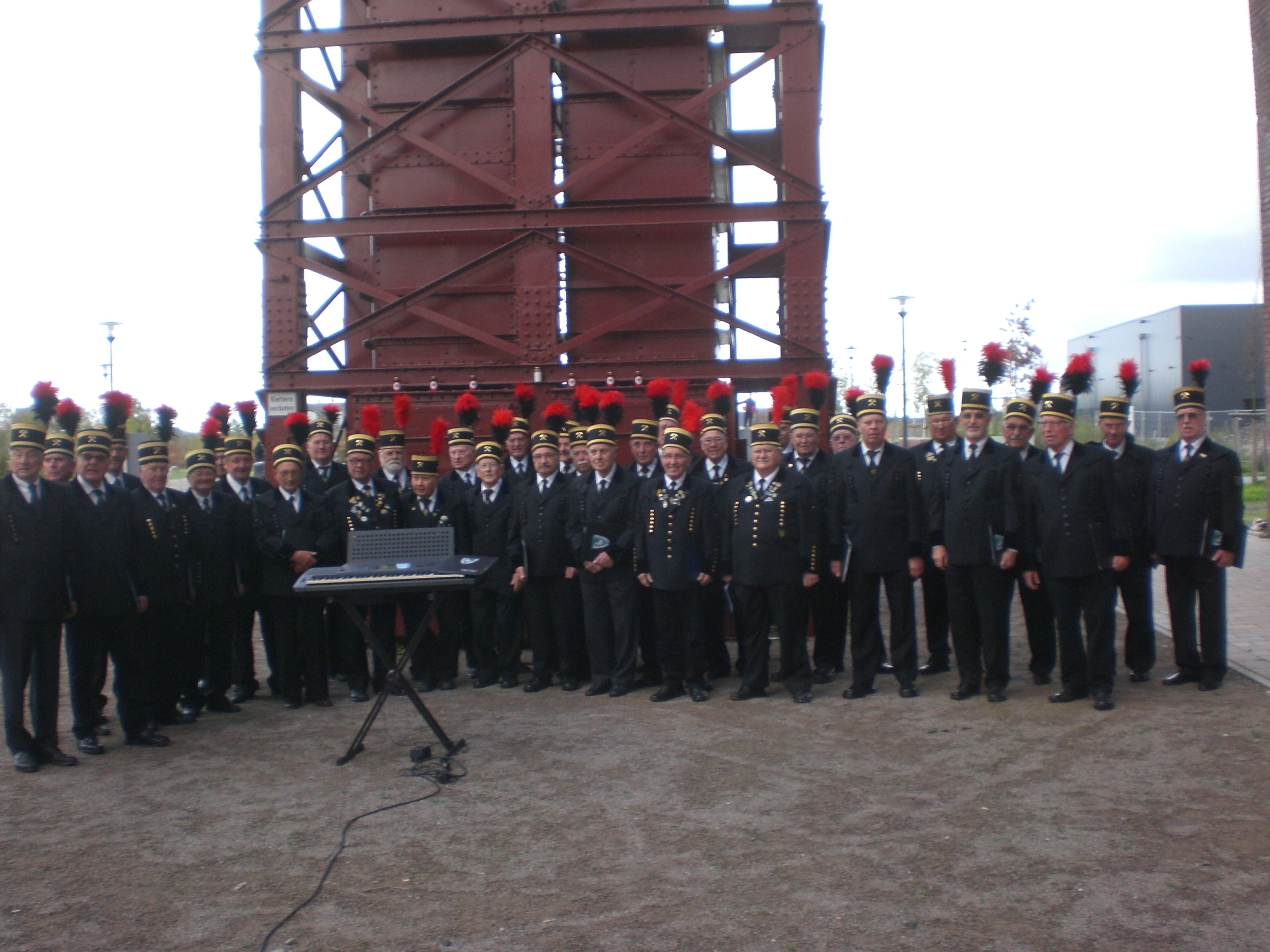 Brüllen tun sie natürlich nicht aber singen, das können sie. Der MGV "Männerquartett Schlägel und Eisen" singt am Samstag vor dem Löwen-Spiel gegen Hagen-Haspe um 19 Uhr in der Rosa Park Gesamtschule, Fritz-Erler-Straße 2.