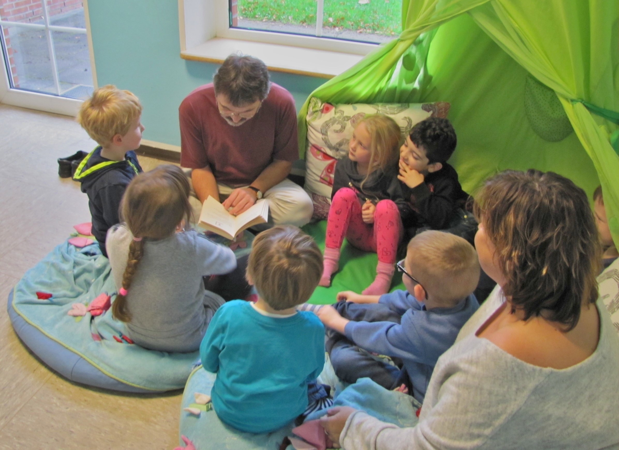 René Röspel las bei seinem Besuch im Awo-Familienzentrum Schultenstraße den Kindern aus dem Buch „Das Sams“ vor.