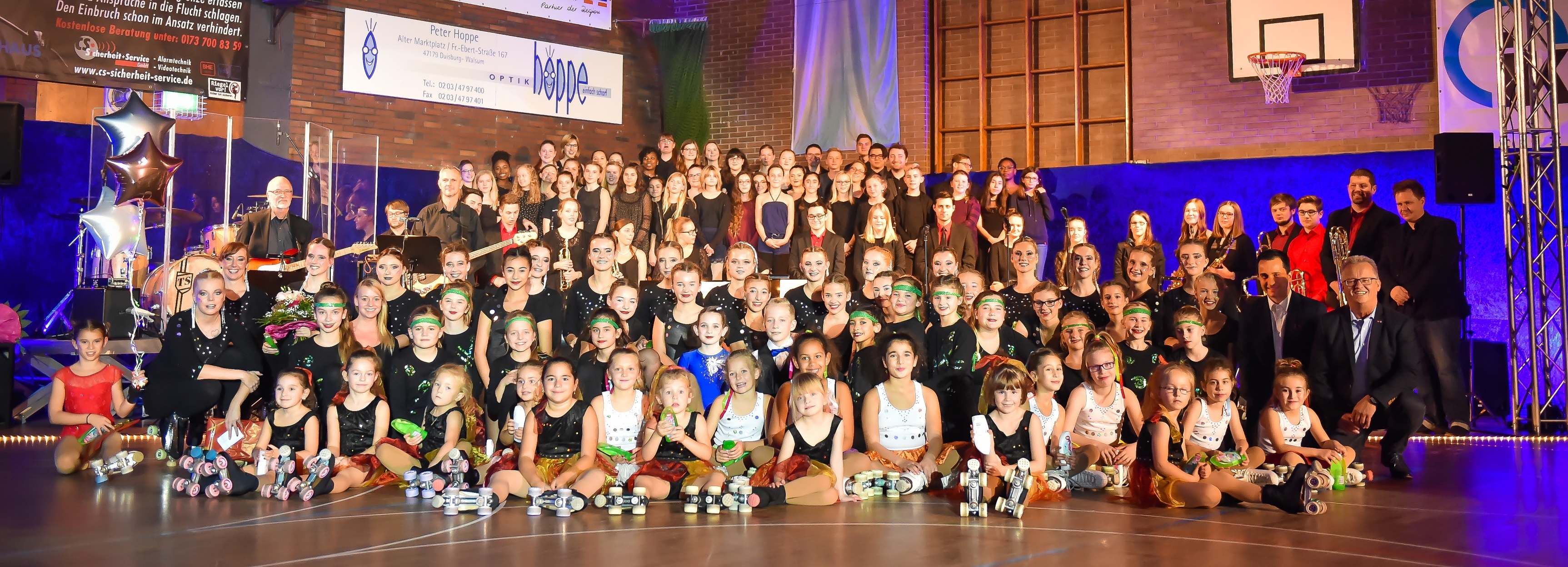 Die Rollsport-Abteilung des TV Aldenrade hat ihrem Show-Event „Rock'N'Gospel“ sportliche und künstlerische Akzente gesetzt. Fast 1.000 Besucher waren begeistert und sorgten für wahre Beifallsstürme.
Fotos: Ralf Isselhorst