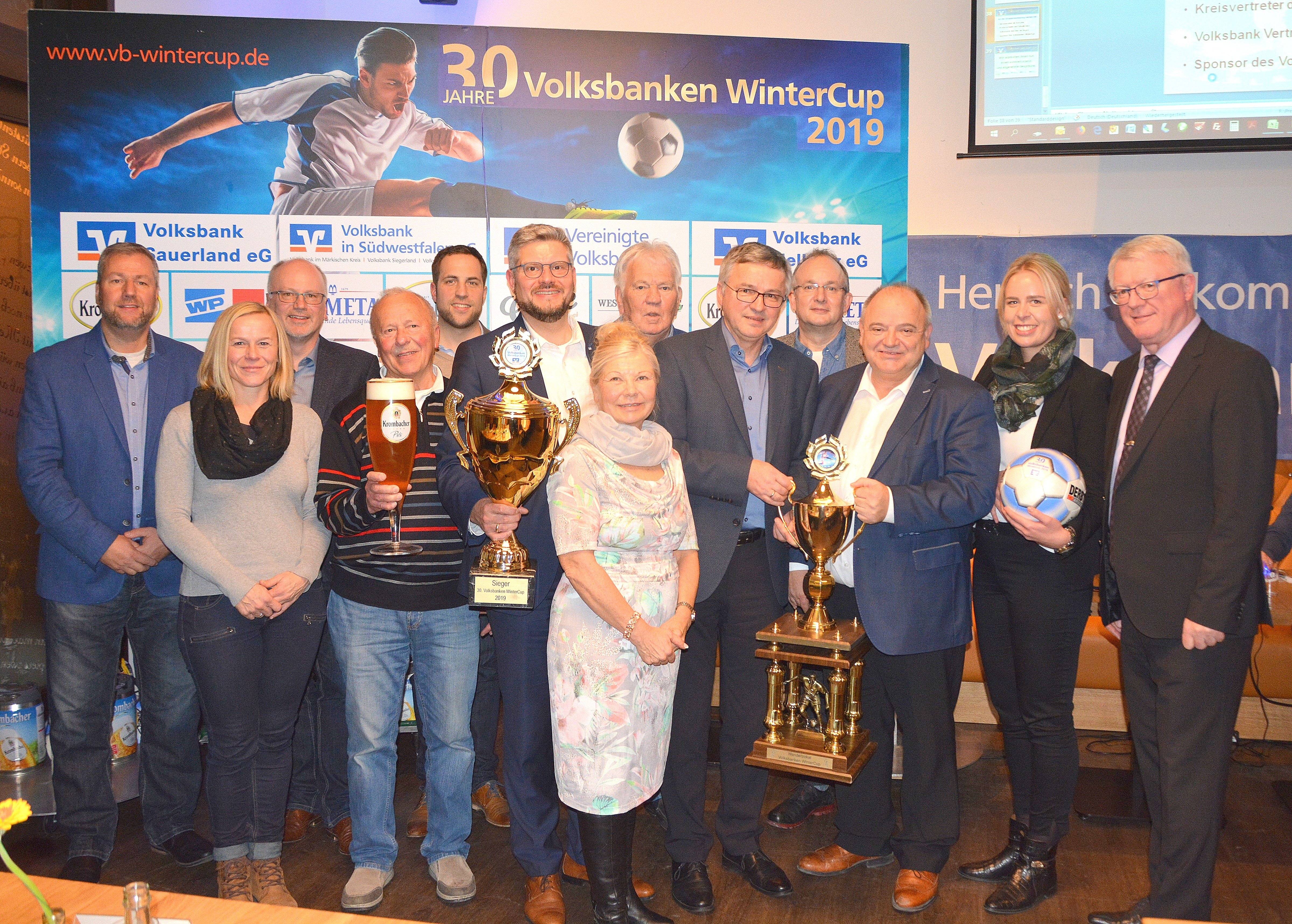 Präsentierten wieder das größte Hallenfußballspektakel in NRW: Organisator Ralf Detzner (li.), Sponsoren und die Verantwortlichen der Fußballkreise.