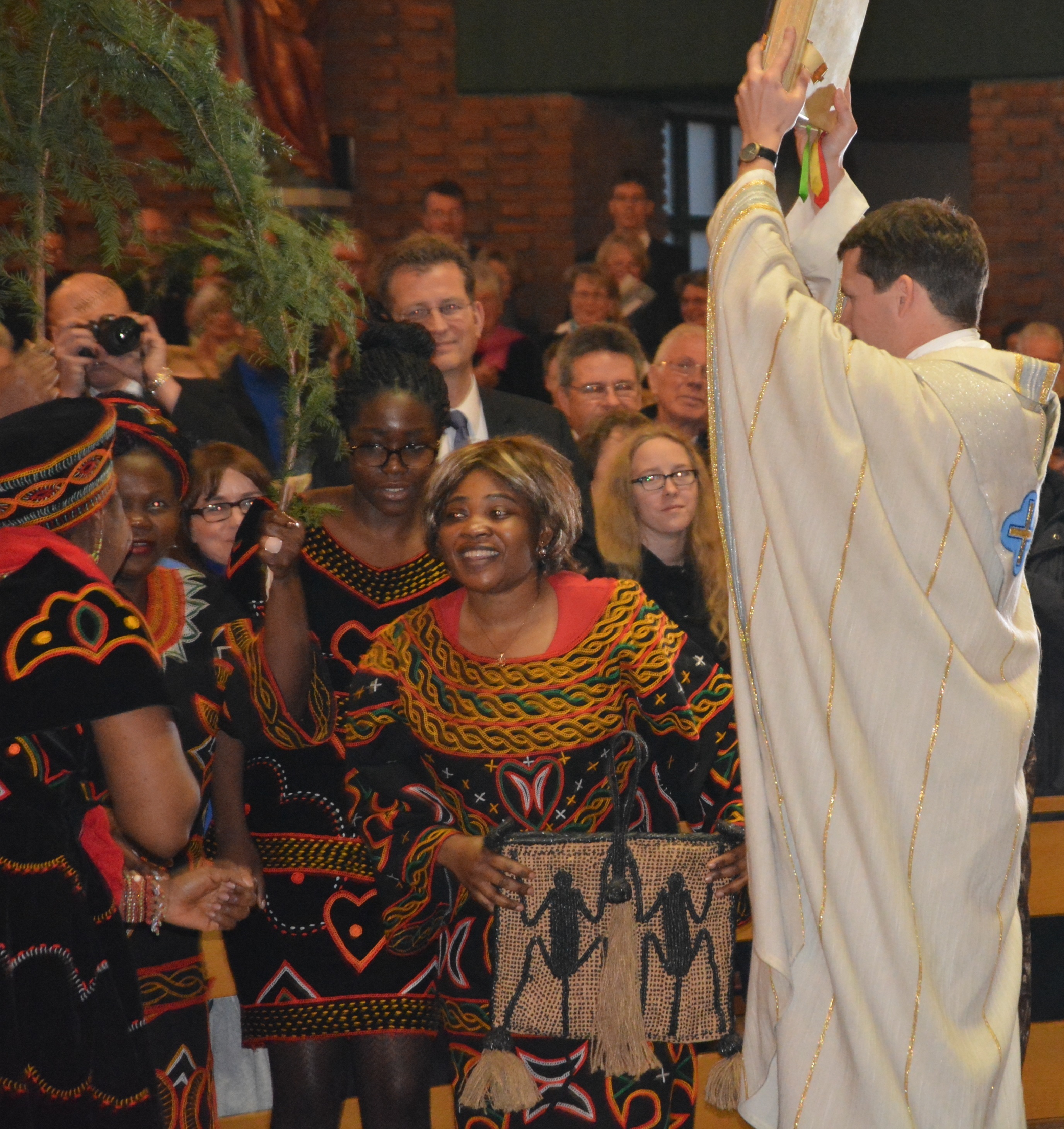 Der Chor Wanna Wa Eyole aus Mühlheim/Ruhr wird gemeinsam mit dem Team der Jungen Messe ab 18 Uhr den Gottesdienst in katholischen Propsteikirche St. Marien in Schwelm, Bahnhofstraße, gestalten.