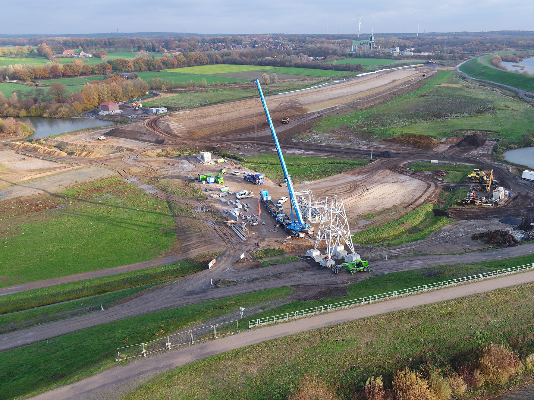Die Statik ist berechnet, das Fundament ist fest – aktuell baut der Lippeverband an der Deichbaustelle in Haltern-Lippramsdorf und Marl (HaLiMa) die Stützen für eine Bandbrücke auf, die über die Lippe führt.