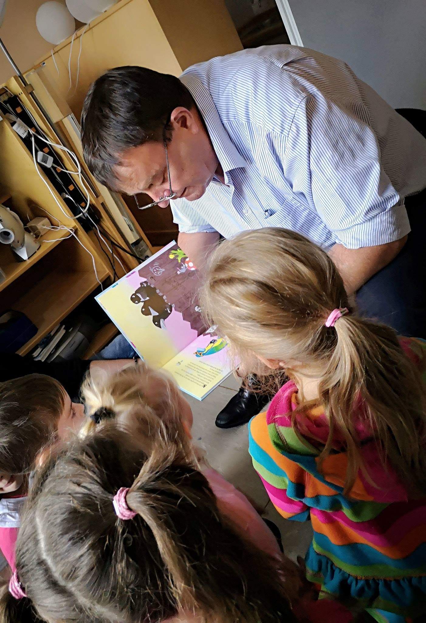 Gespannt lauschten die Vorschulkinder dem besonderen Gast im Kindergarten.