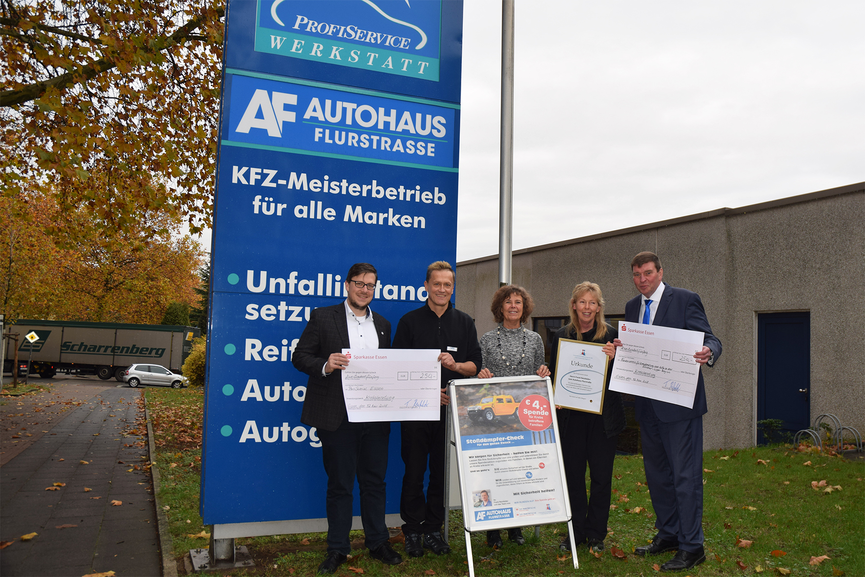 Strahlende Gesichter bei der Spendenübergabe in Borbeck. Foto: Brändlein