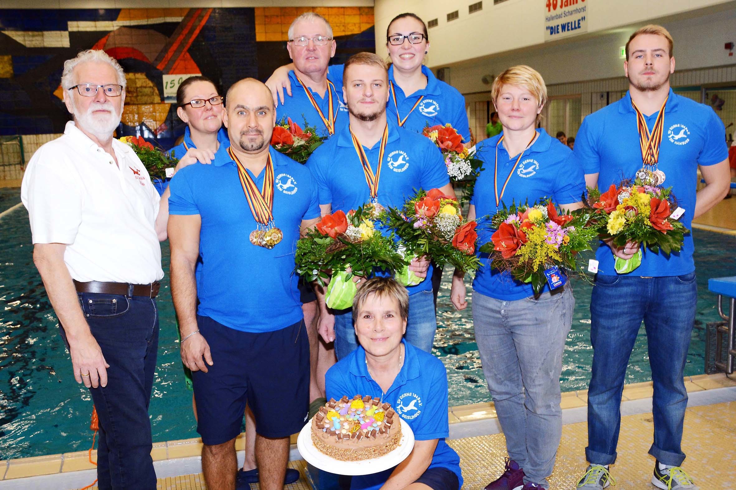 Bei der nachträglichen Heim-Ehrung im Scharnhorst Hallenbad "Die Welle" gab's Kuchen zur Belohnung für die Medaillen-Sammler aus Reihen des SV Derne.