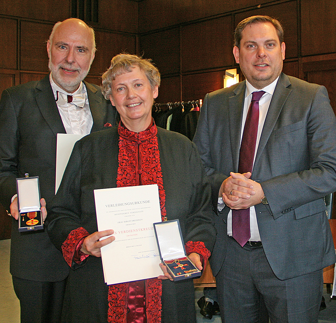 Das Ehepaar Birgit und Heinz-Gerd Dreehsen mit Oberbürgermeister Daniel Schranz. Foto: Stadt Oberhausen