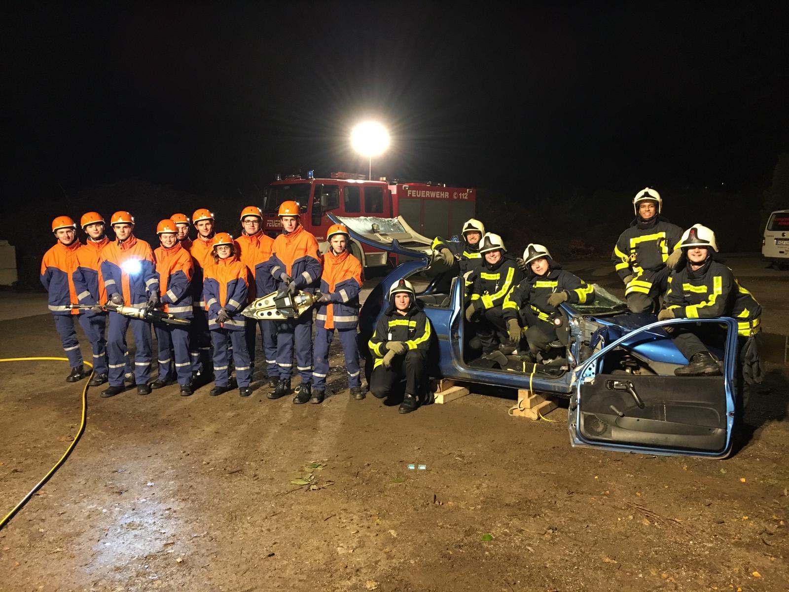 Einsatz erfolgreich abgeschlossen. Das Übungsfahrzeug wurde fachmännisch "zerlegt", der Unfallfahrer konnte geborgen werden.