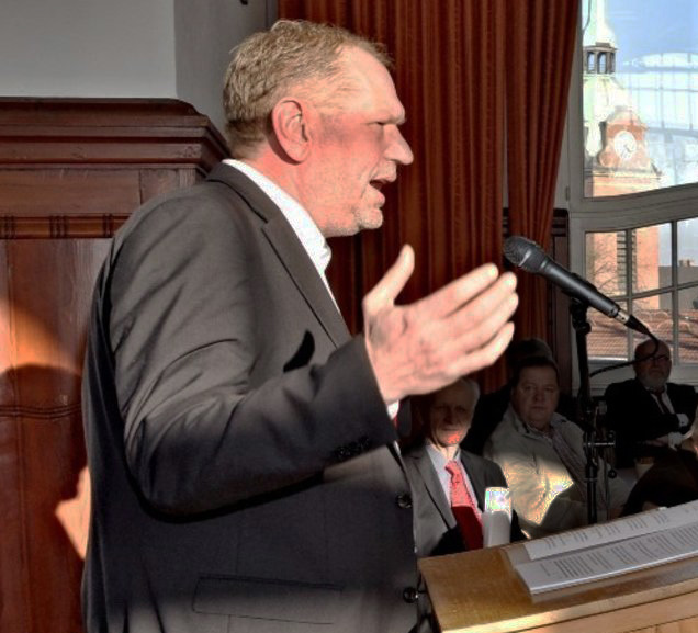 Polizeipräsident Frank Richter referiert und diskutiert.