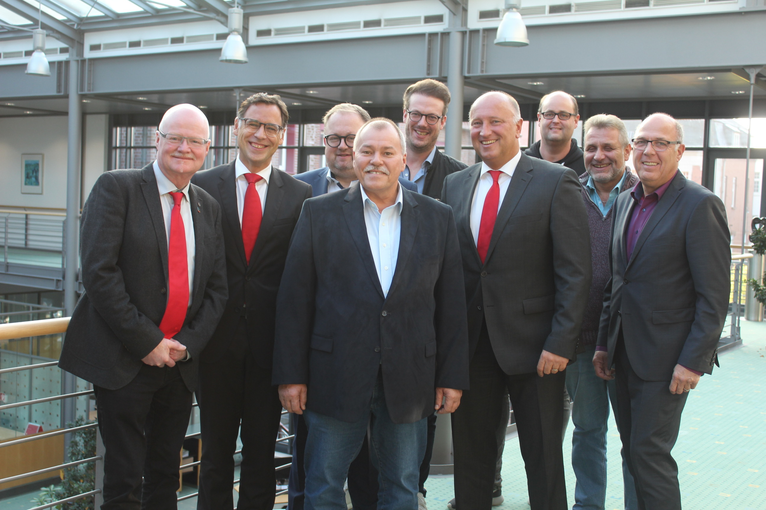 Vorne der neue Sitzungspräsident Jürgen Hemmers, in seinem Schatten die Macher und Unterstützer des Gocher Karnevals (von links): Frank Bömler (RZK-Chef), Stefan Eich (Sparkasse Goch), Carlo Marks (Stadtwerke Goch), Bernd Dicks, Thomas Müller (Sparkasse Goch), Norbert Bergers, Ralf Hoffmann und Heinz Arntz (beide RZK).Foto: Niklas Preuten