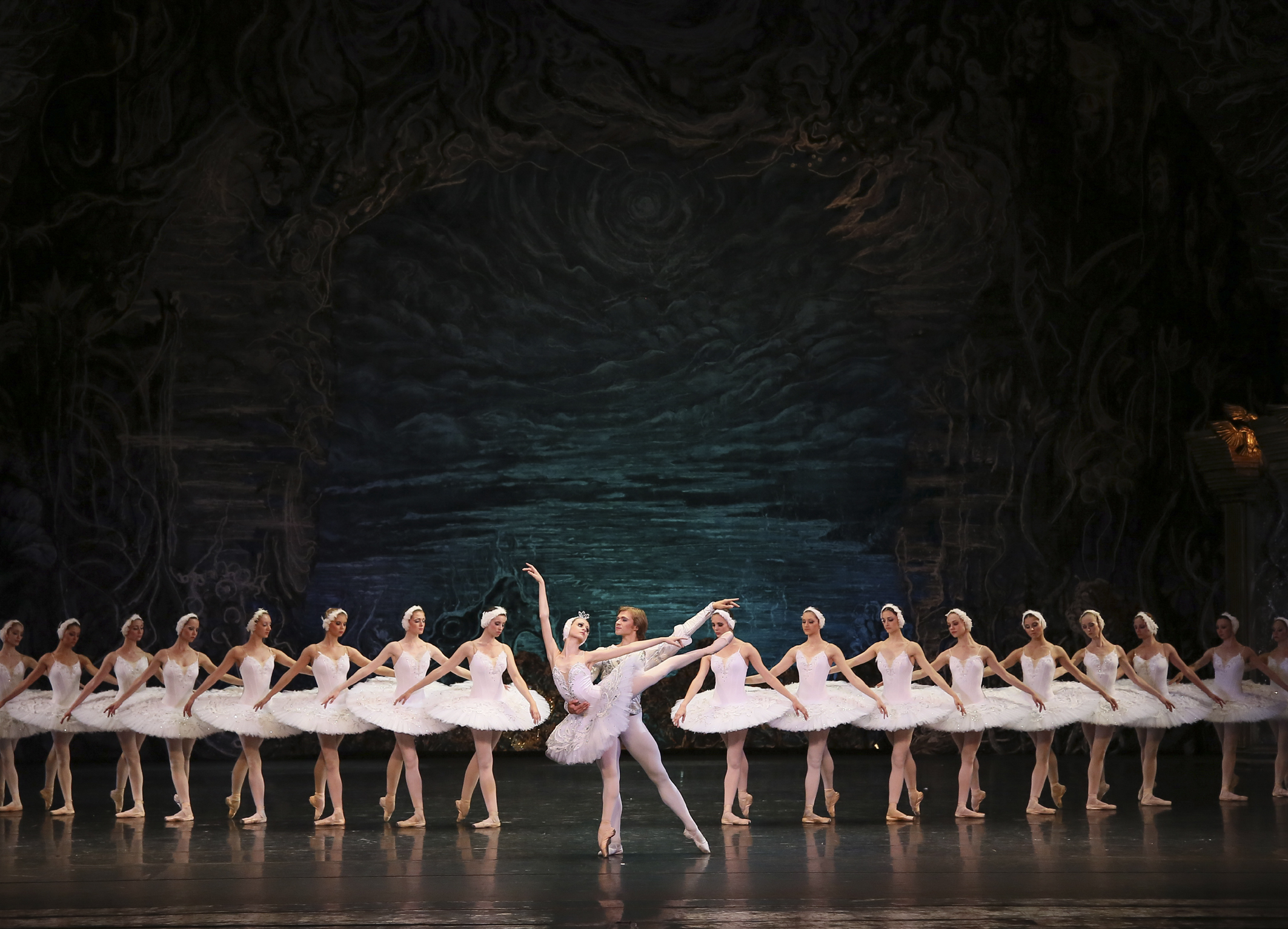 Das Ballett der Tatarischen Staatsoper Kasan zeigt "Schwanensee" im Ruhrfestspielhaus.