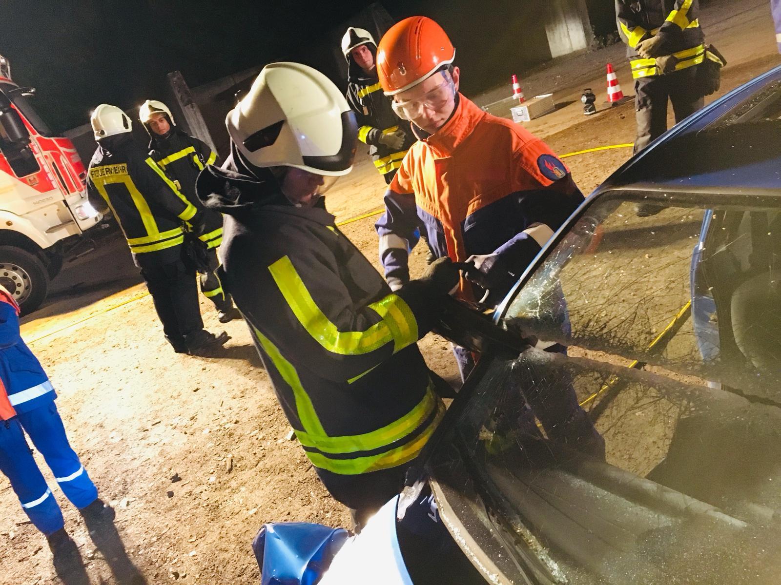 Am Übungsfahrzeug wurden nach der Stabilisierung zunächst die Scheiben entfernt.