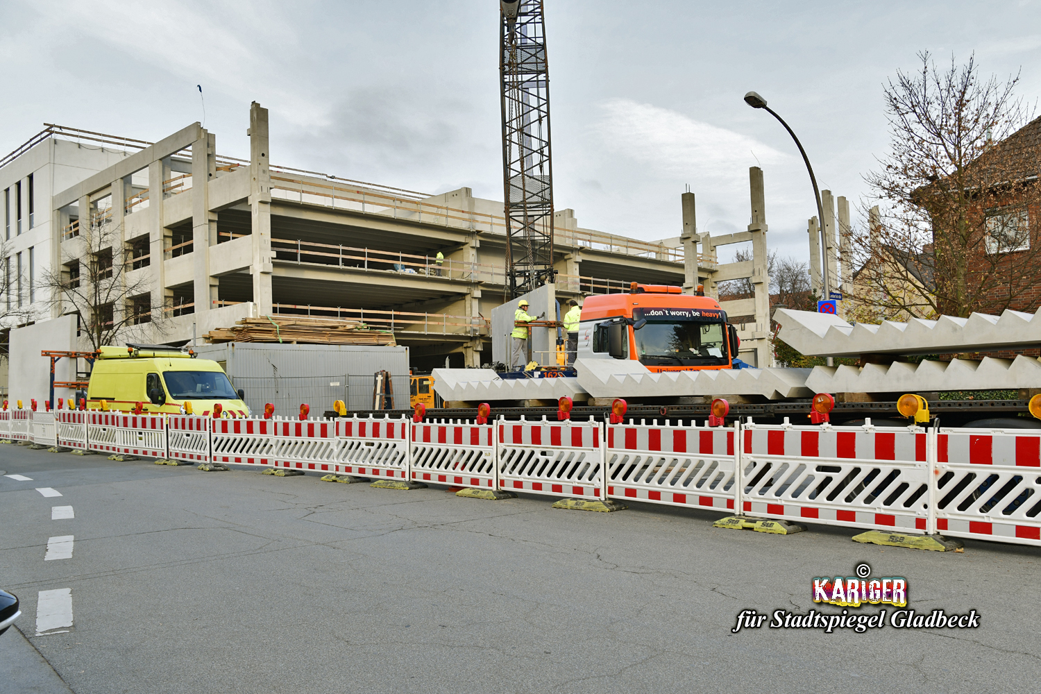 Durchgehend abgesperrt ist für ca. 3 Wochen die Einfahrt in die Lambertistraße. Sobald die Betonteile für das Parkhaus vom EKZ Hoch 10 montiert sind, kann der schwere Baustellenkran abtransportiert werden.