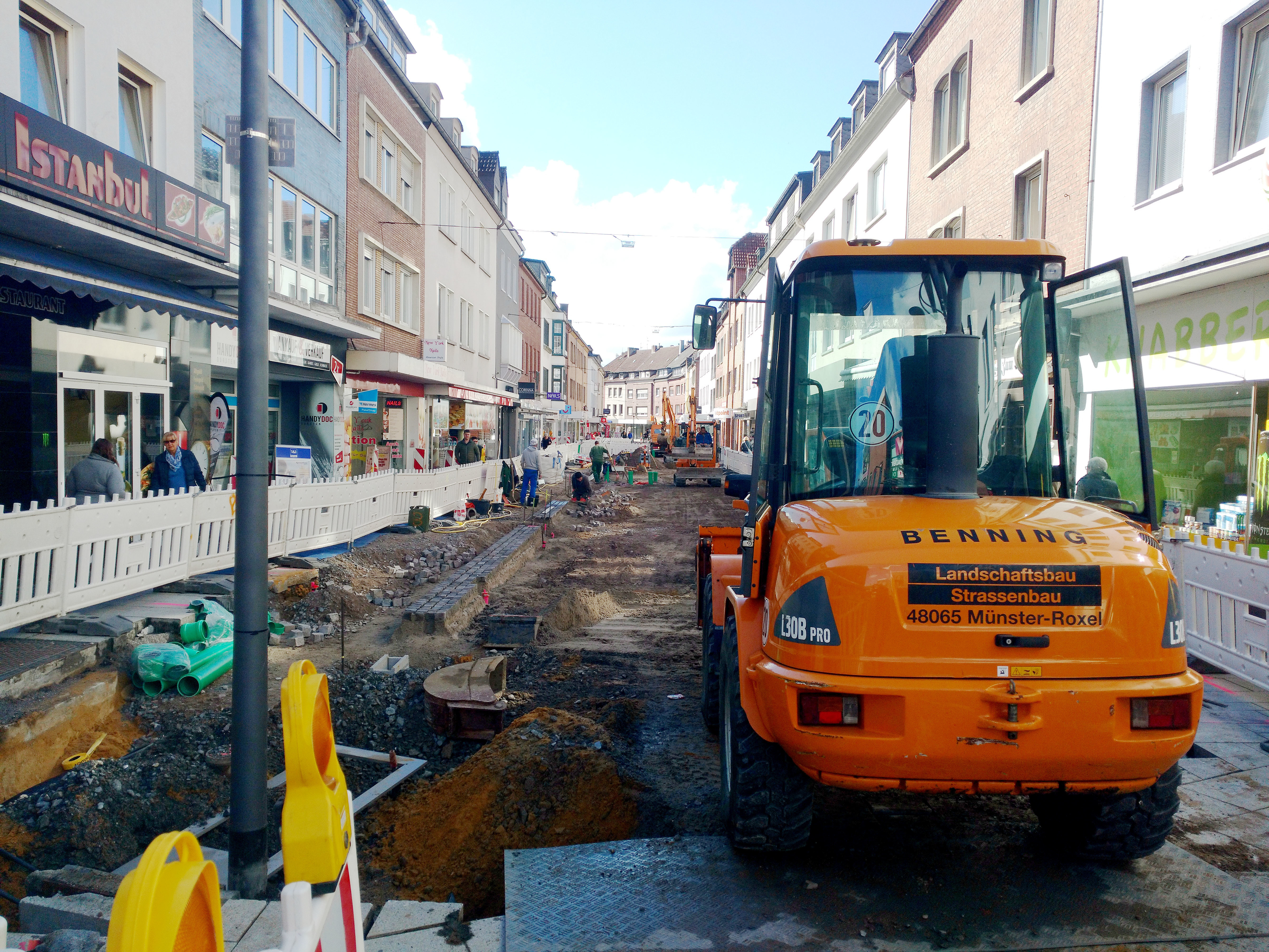 Umgestaltung der Lippestraße nahezu abgeschlossen. Voraussichtlich ab Montag, 26.11 wird die bauliche Umgestaltung Im Kühl fortgesetzt.