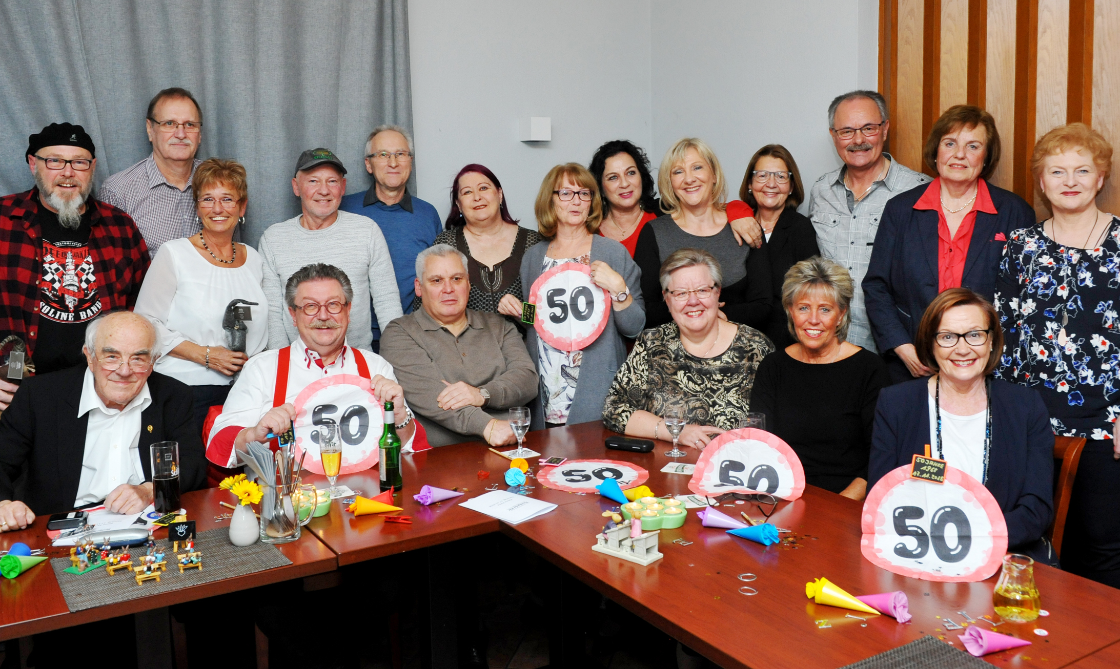 Als Ehrengast im Forstbacher Hof begrüßten die Schüler ihren ehemaligen Klassenlehrer und Rektor Kurt Voß, der 91 Jahre alt ist.