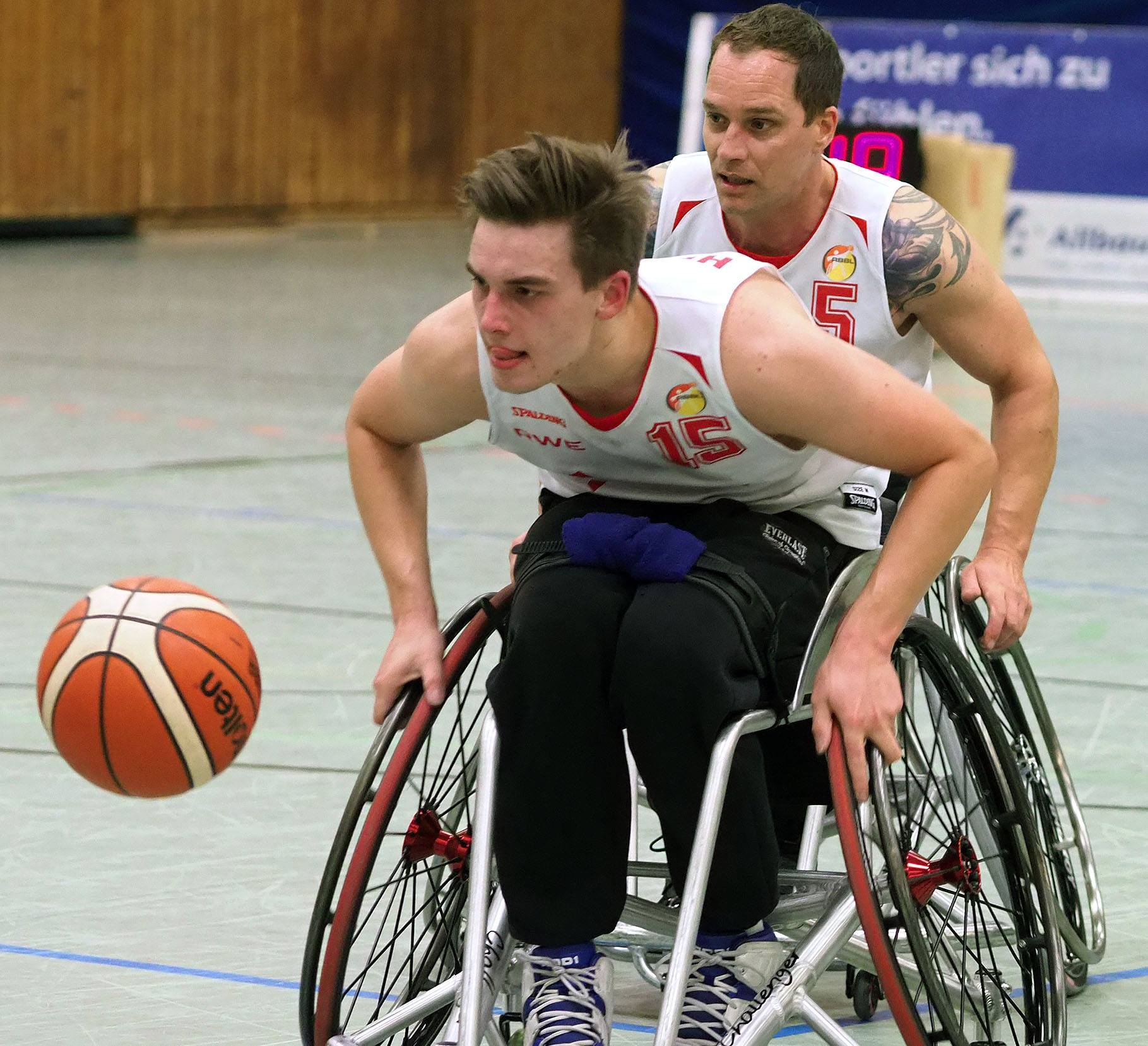 Archiv-Foto (M. Gohl): So soll der Bären-Express auch gegen Paderborn rollen, hier Briel und Hillmann beim Fastbreak.
