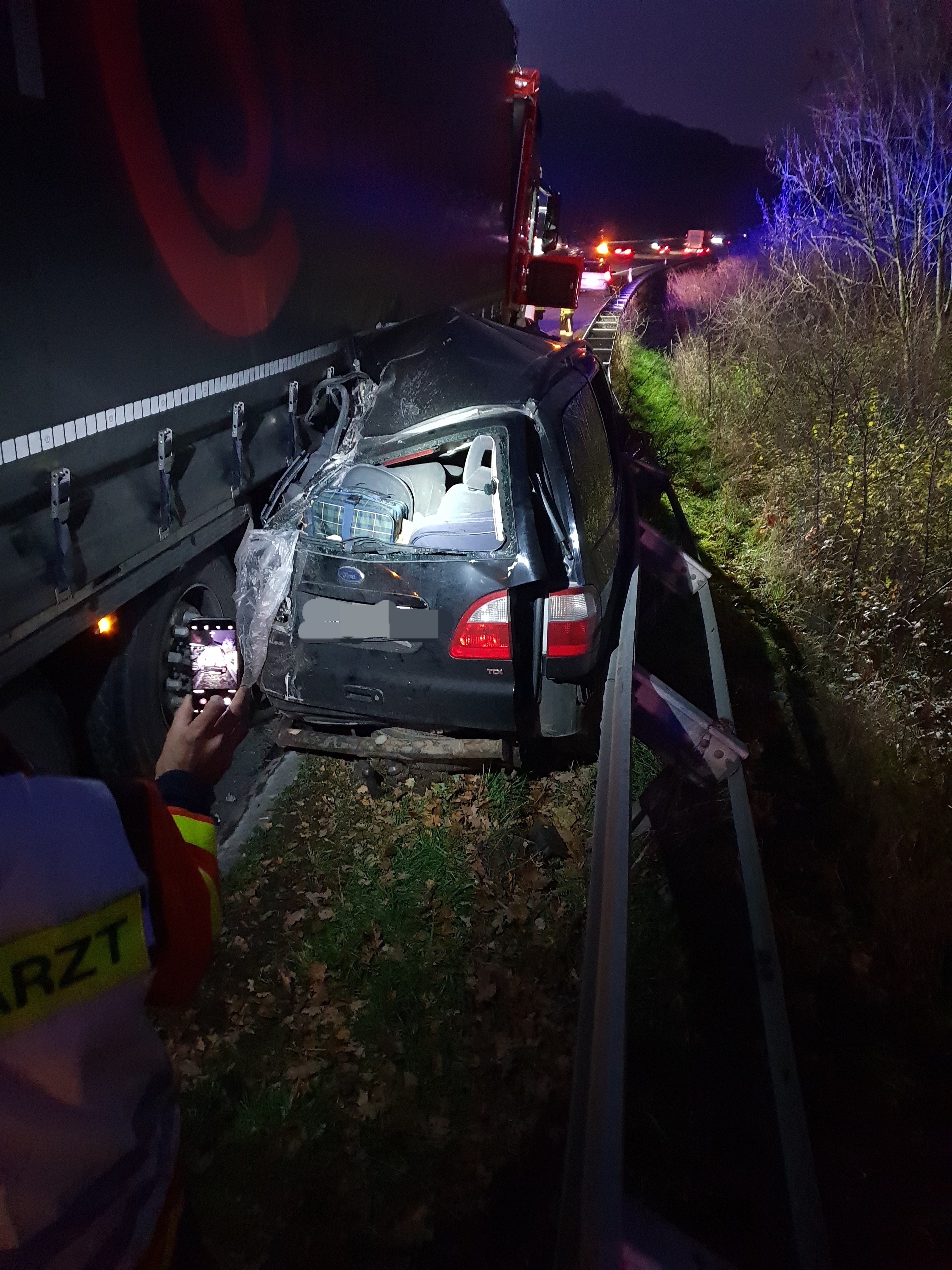 Der Pkw wurde zwischen Lkw und Leitplanke eingekeilt.