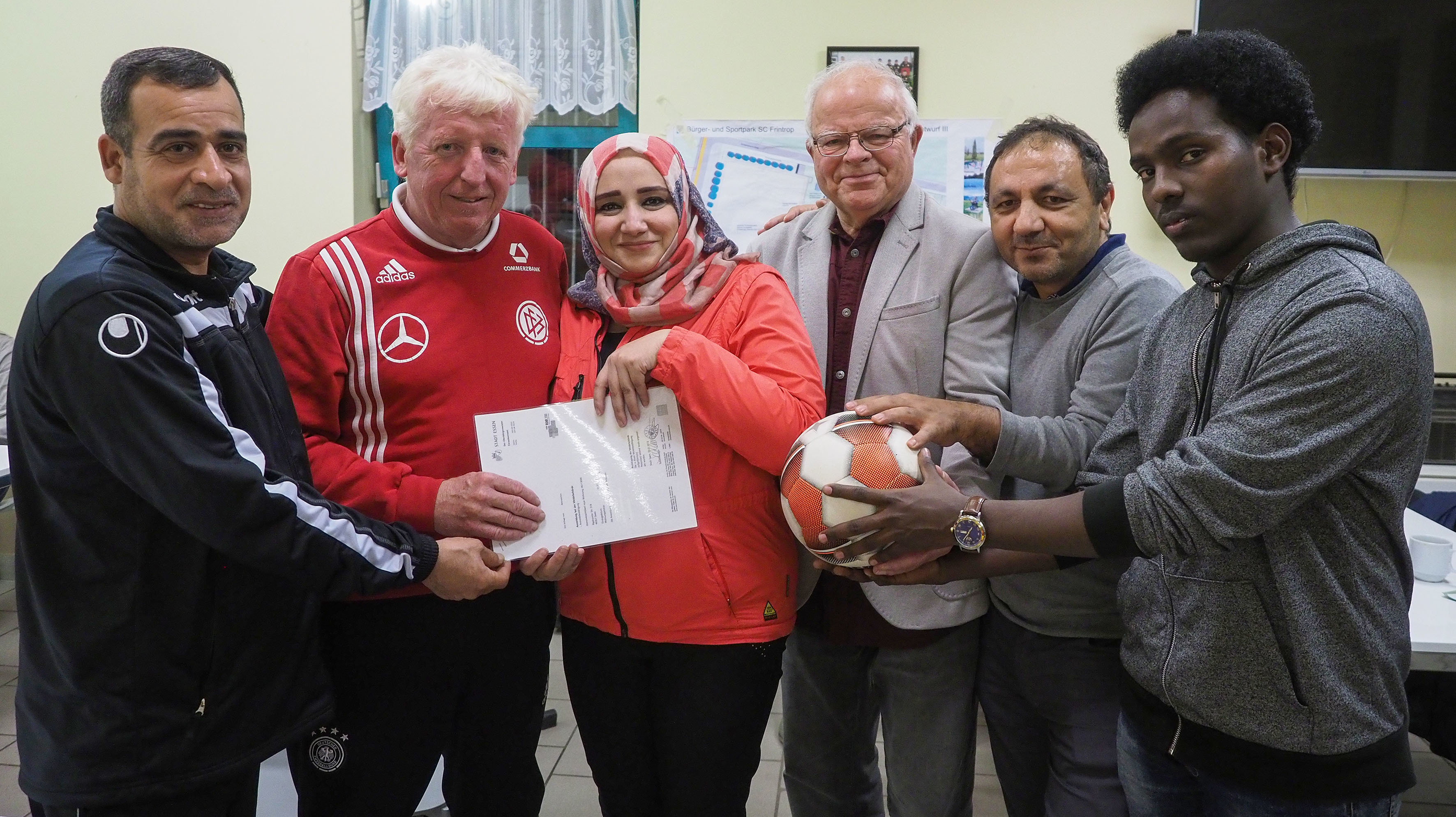 Für die neuen Kindertrainer soll es schnell mit der praktischen Arbeit losgehen. Hamid Almohammed, Frank Peters (Sportschule), Rahaf Alhassan Almohaemed, Helmut Kehlbreier (Bezirksbürgermeister), Tuncer Kalayci (RAA Verein NRW) und Said Abdirahman freuen sich über die positiven Erfahrungen mit dem Lehrgangsangebot.