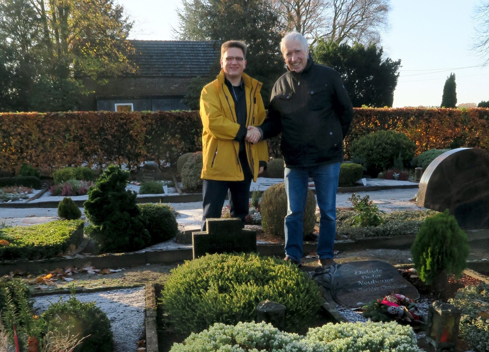 Heribert Ribbrock (rechts) übergibt den Staffelstab an Jochen Röttger.