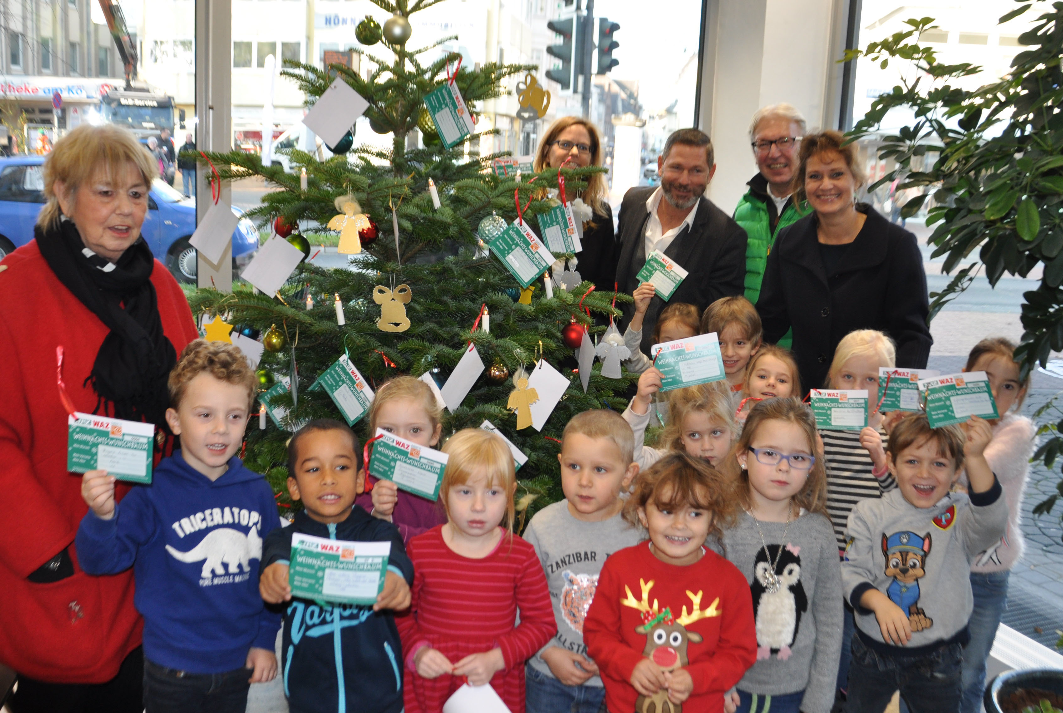 Voller Begeisterung wurde der Baum von Kindern der Sonne und Mond-Gruppe des Moerser Kindergartens St. Josef 1 geschmückt und mit Wunschzetteln behängt. Vorn links: Peggy Krebber (Klartext für Kinder), Sonja Volkmann (NRZ), Michael Paßon (Geschäftsführer Klartext für Kinder), Rainer Pewinski (Funke Media Sales-Kundenberater), Eva Walgenbach (Redaktion Wochen Magazin).