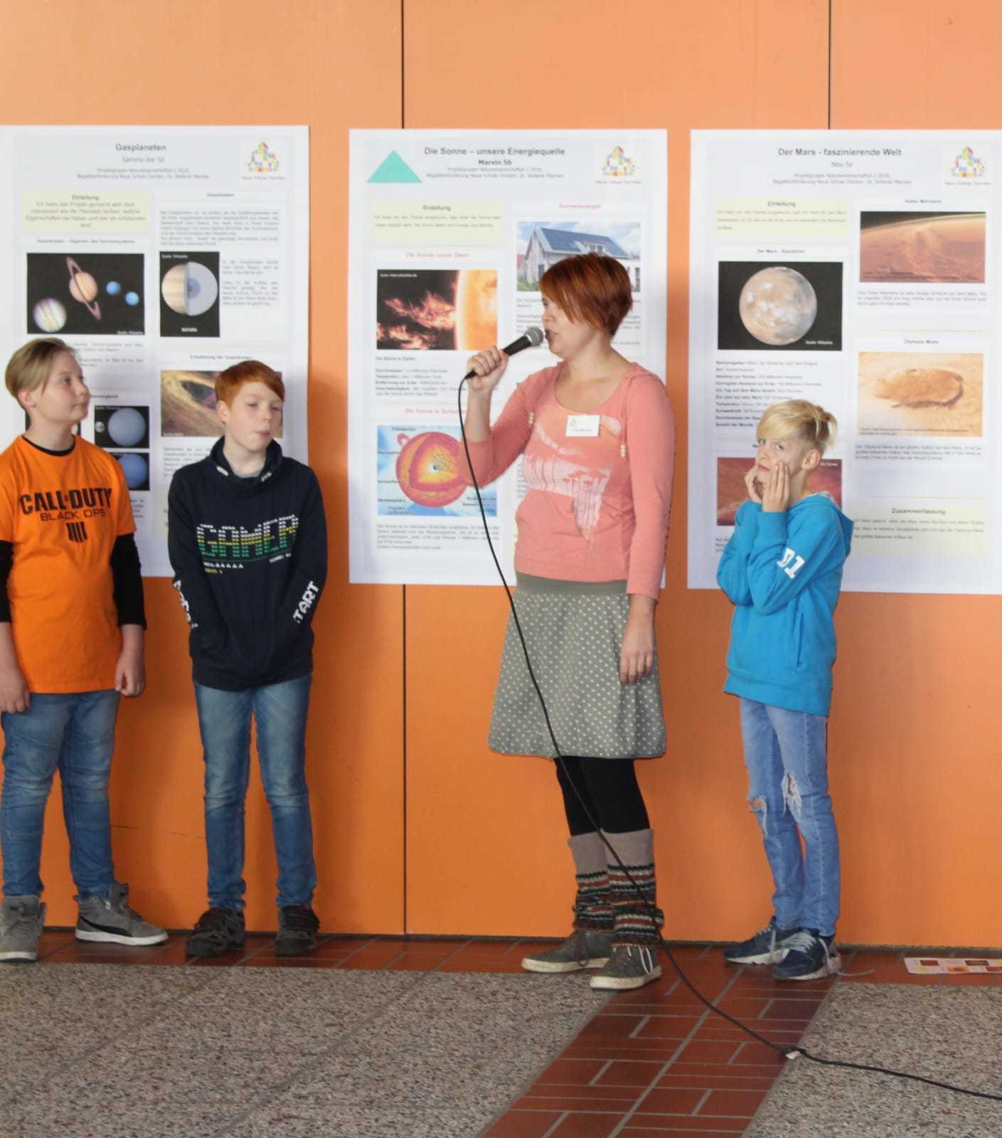 Tag der offenen Tür in der Neuen Schule Dorsten
(v.l.: Sammy-Joe, Marvin, Frau Dr. Marzian, Neo)