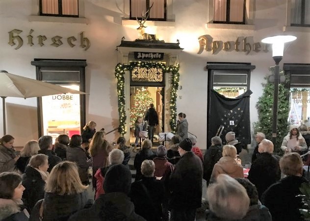 Weihnachtssingen vor der Hirsch Apotheke.
Foto: Privat