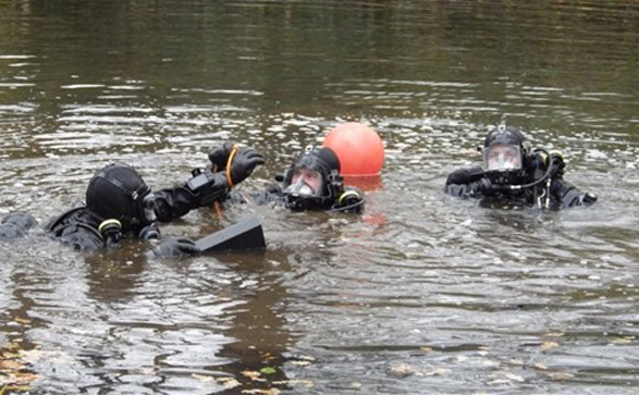 Taucher suchten im Cappenberger See nach Beweisstücken zu einer Raubserie.