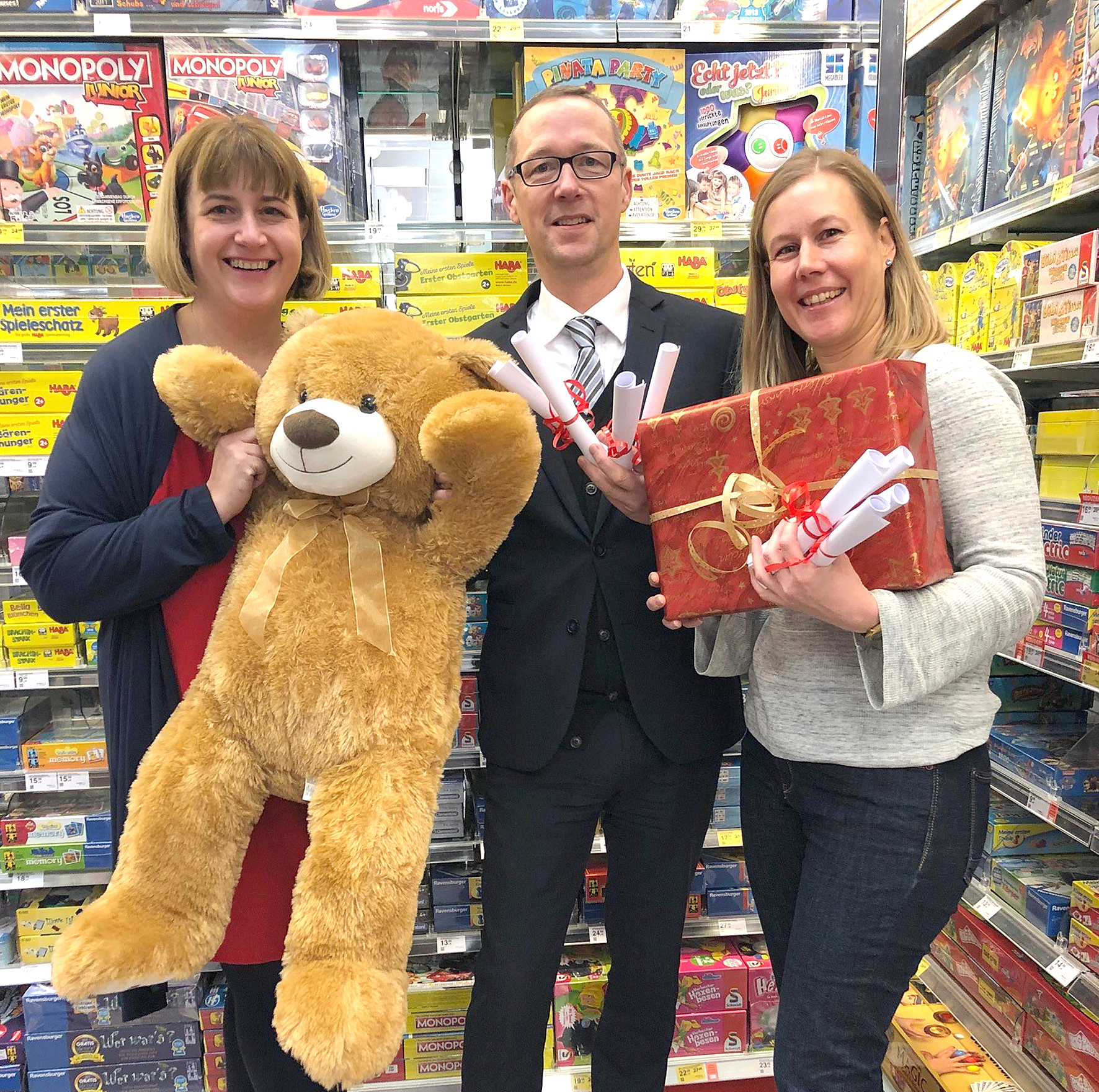 Starteten nun die Aktion Wunschbaum 2018 (v.l.n.r.): Stephanie Krause, (Freiwilligenzentrale Hagen), Thorsten Irmer (Sparkasse HagenHerdecke), Anja Majus (Caritas Hagen).