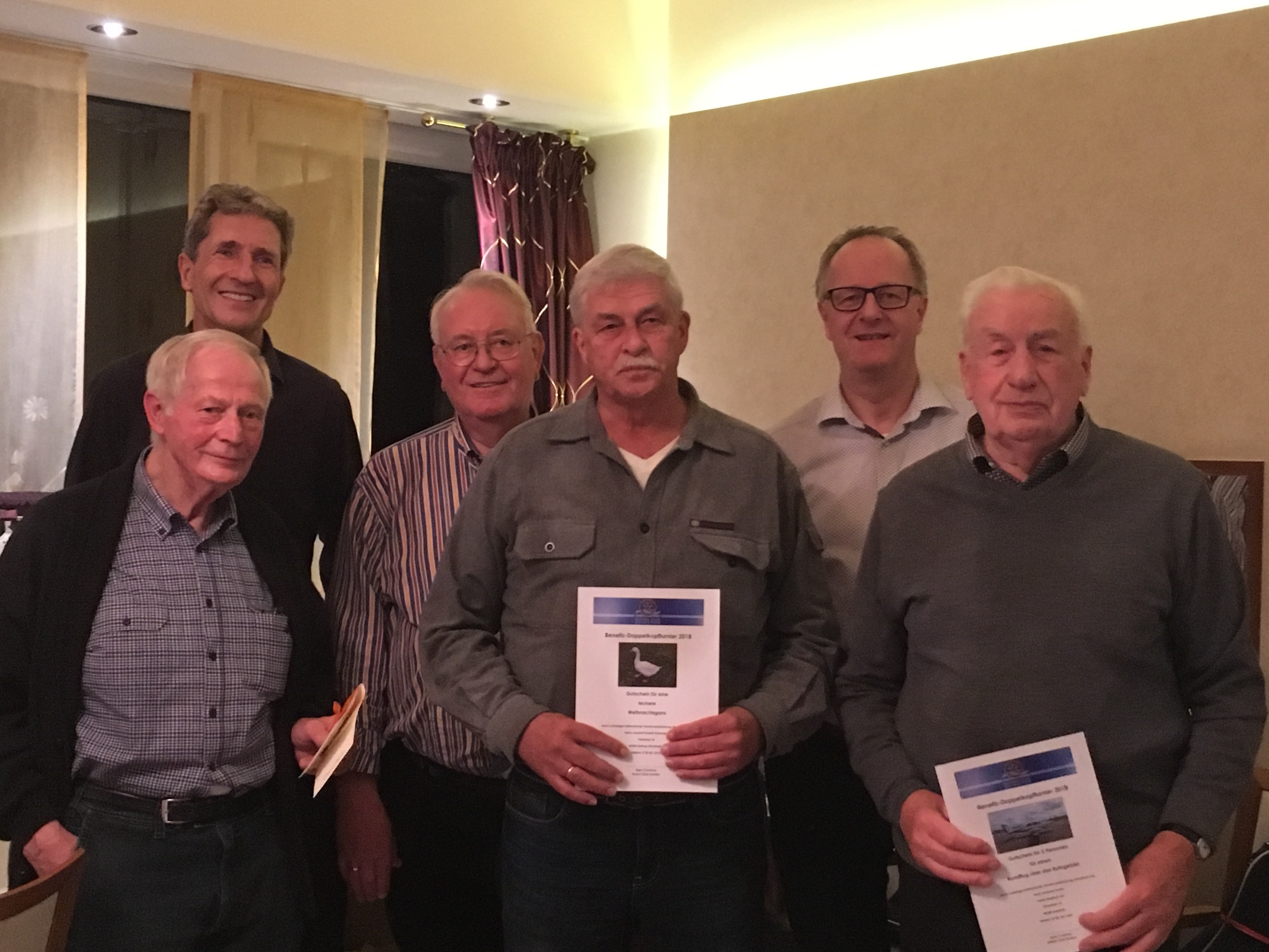 Benefiz-Doppelkopfturnier der Rotarier
v.l.n.r: Heinrich Harks, Martin Reinhardt, Egon Cosanne, Werner Schwane, Werner Einhaus, Josef Elvermann