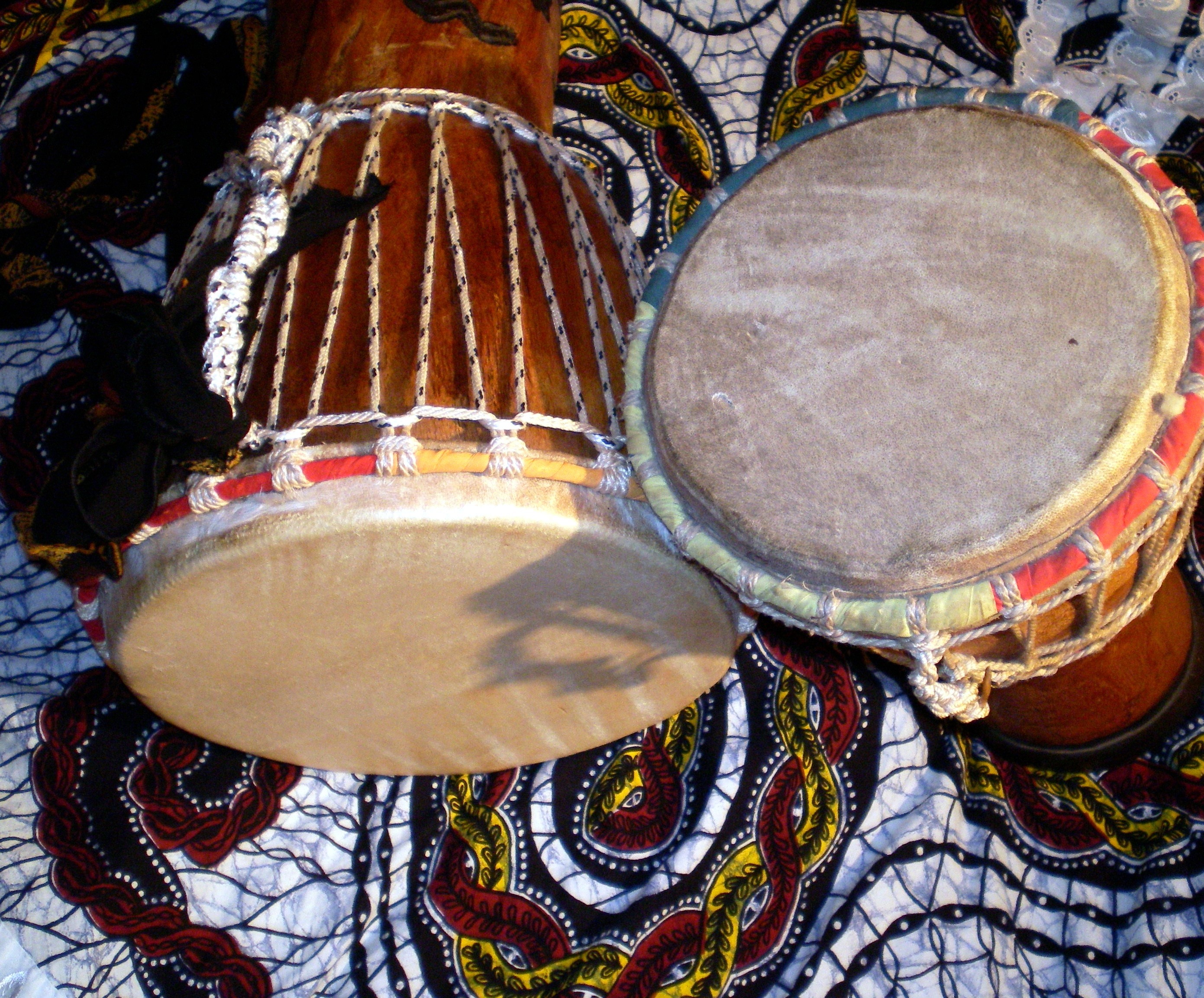 Die kelchförmige Djembe gehört zu den beliebtesten afrikanischen Trommeln.