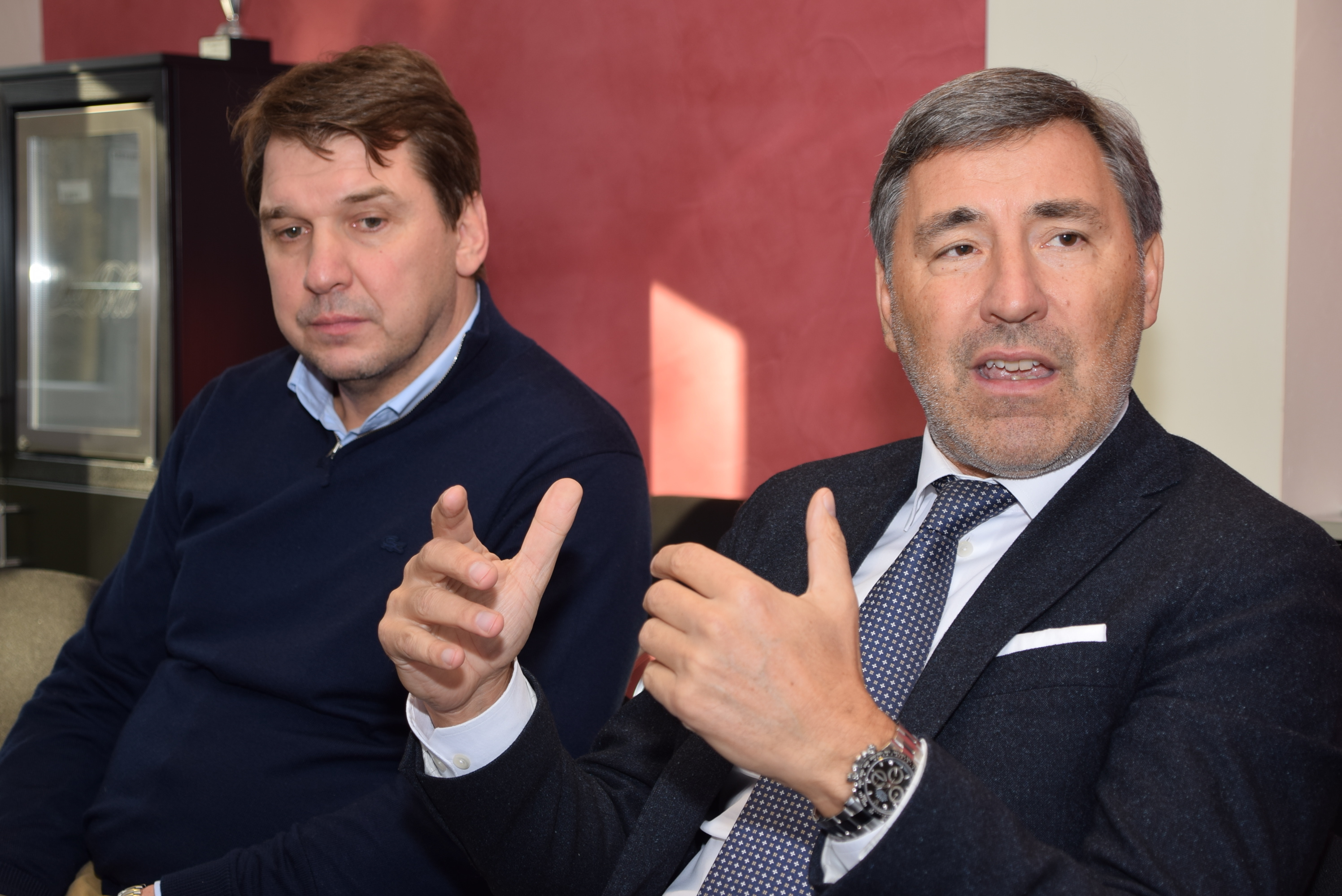 Manager Karsten Mende (li.) und Geschäftsführer Wolfgang Brück verkündeten die Beurlaubung von Coach Rob Daum. Foto: Günther