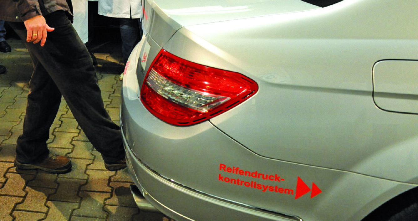 Den Kofferraum per Fußkick öffnen - auch das macht ein Keyless-System möglich. Doch die Bequemlichkeit hat ihre Nachreile.