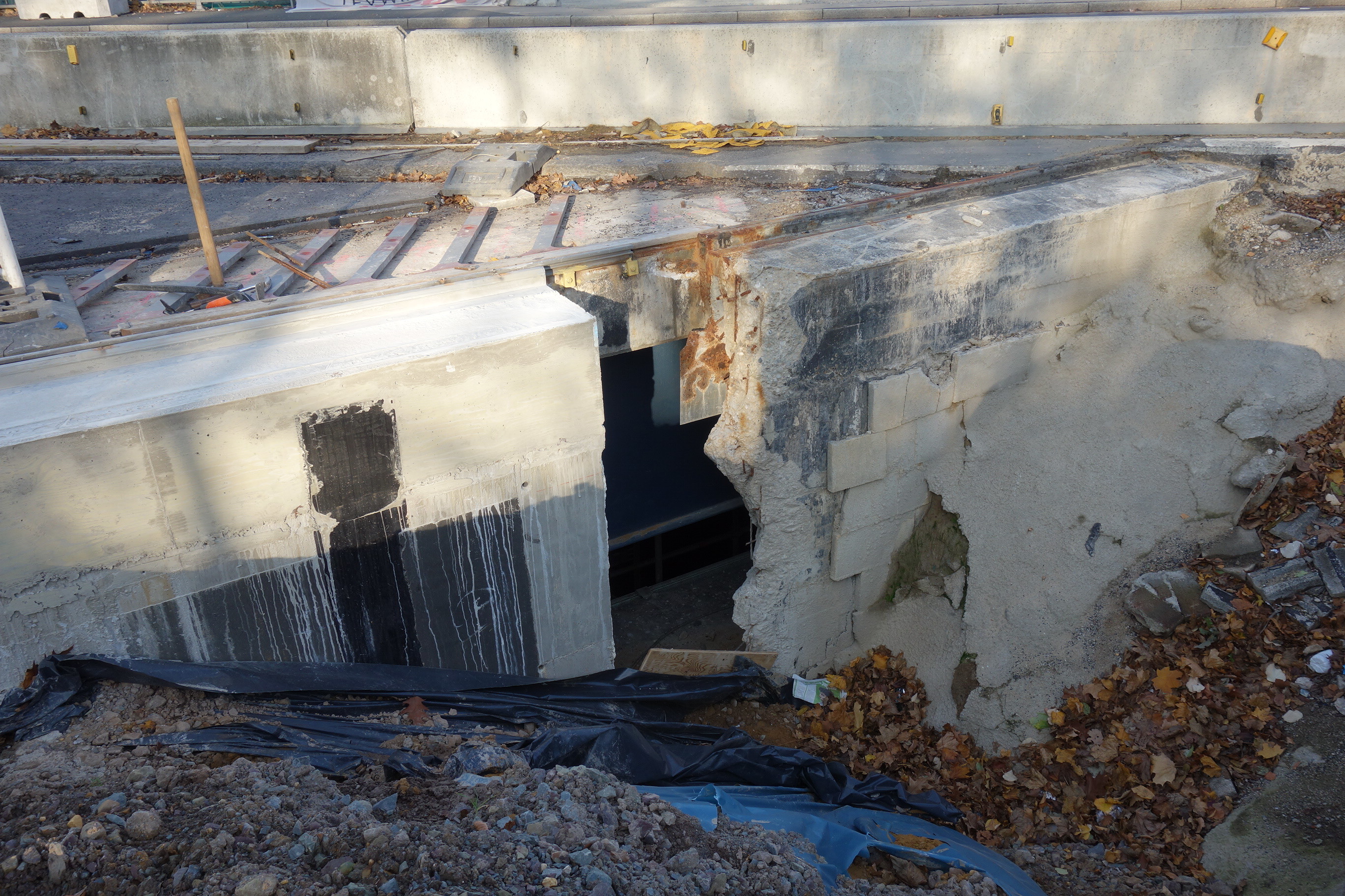 Neues Fundament mit Zwischenraum zum alten.
