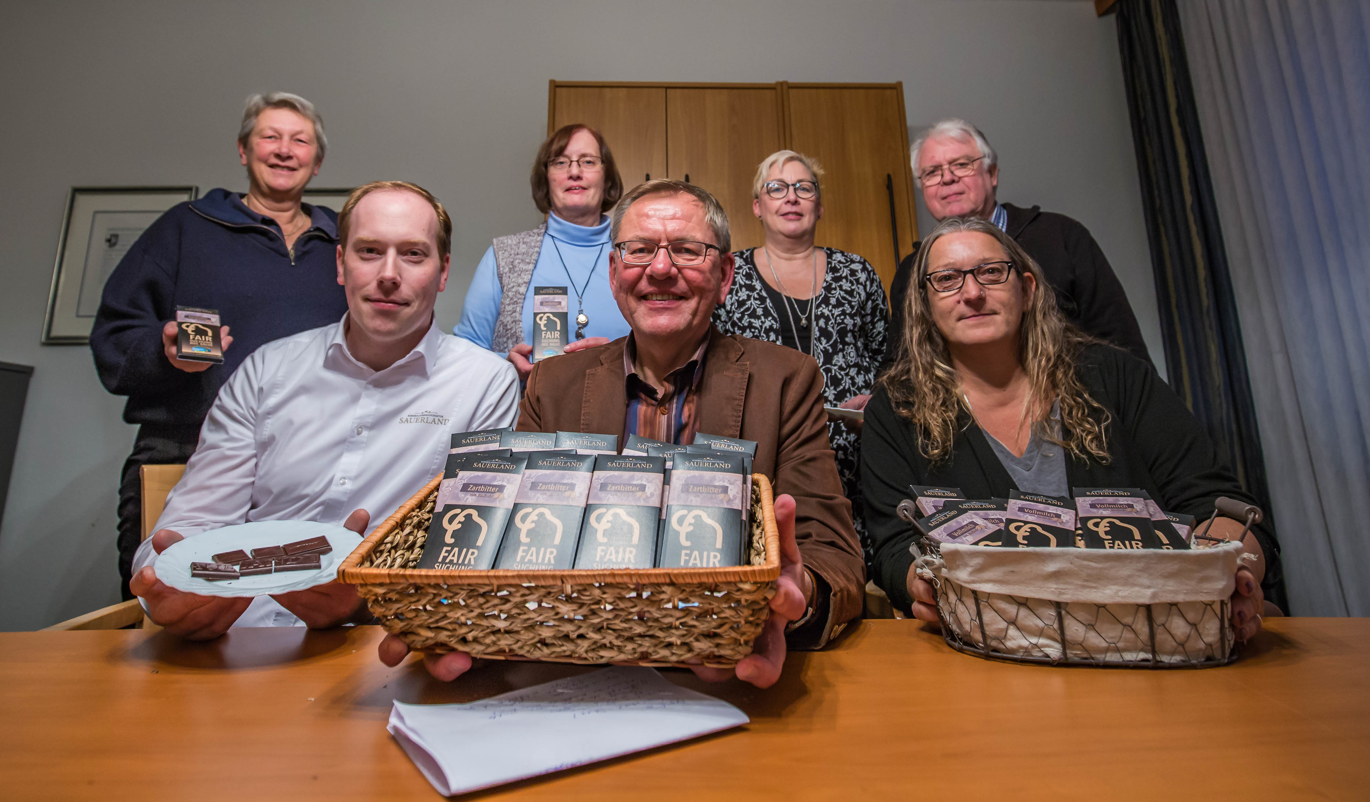 Christian Hömberg (2.v.l.) von der Sauerländer Schokoladenmanufaktur und der Stellvertretende
Bürgermeister der Stadt Balve, Michael Bathe (mitte) stellten in Anwesenheit der Balver 3.-Welt-Gruppe die erste „Balver Schokolade“ vor, die zu 100 % "Fair Trade" gehandelt wird und zuerst in den Sorten Vollmilch und Zartbitter käuflich zu erwerben ist. Fotos (2): Sven Paul