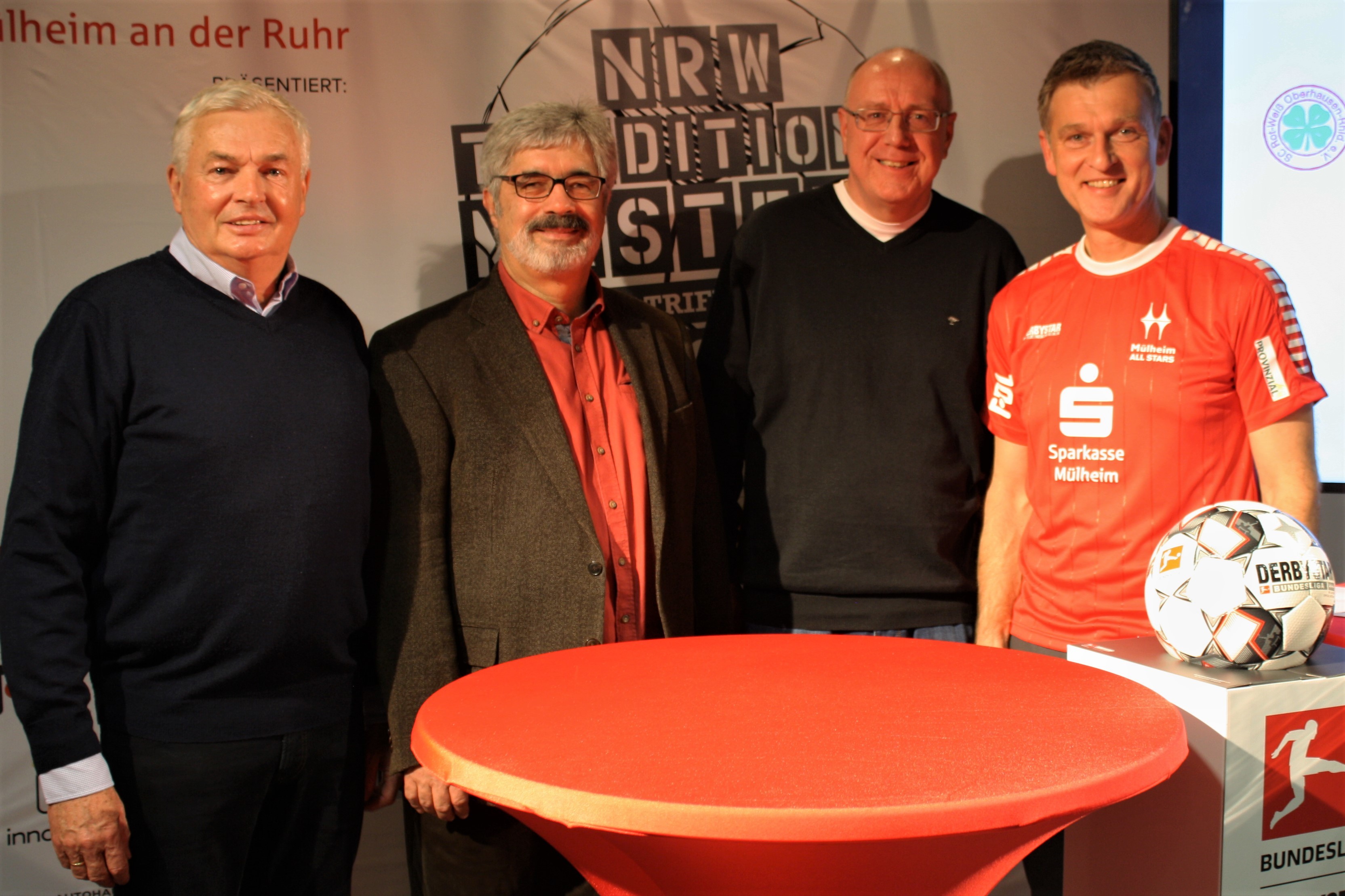 Die Handelnden freuen sich schon jetzt und sind gut gelaunt für den Budenzauber. Von li. Losfee Hannes Bongartz, Peter Hein, Ralf Bosse und Frank Werner, Vorstand des Sponsors Sparkasse Mülheim.